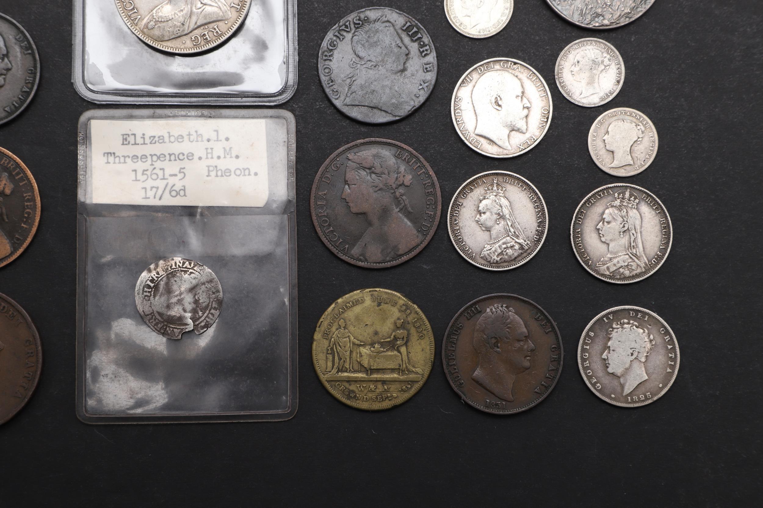 A MIXED COLLECTION OF COINS TO INCLUDE AN ELIZABETH I HAMMERED THREEPENCE. - Bild 5 aus 6