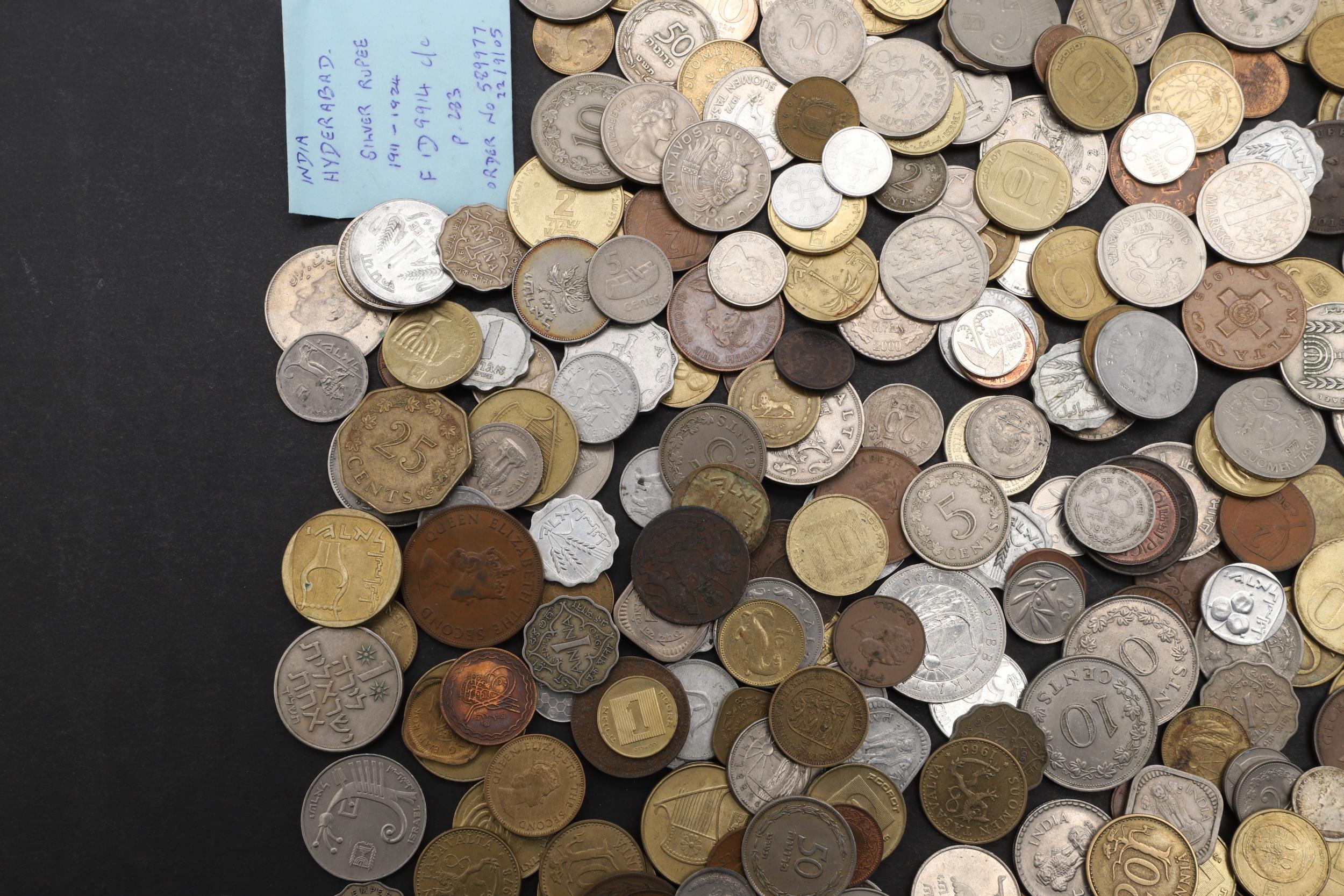A MIXED COLLECTION OF WORLD COINS TO INCLUDE INDIA, MALTA AND OTHER COUNTRIES. - Image 4 of 7