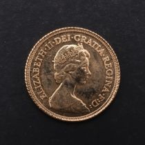 AN ELIZABETH II HALF SOVEREIGN, 1982.