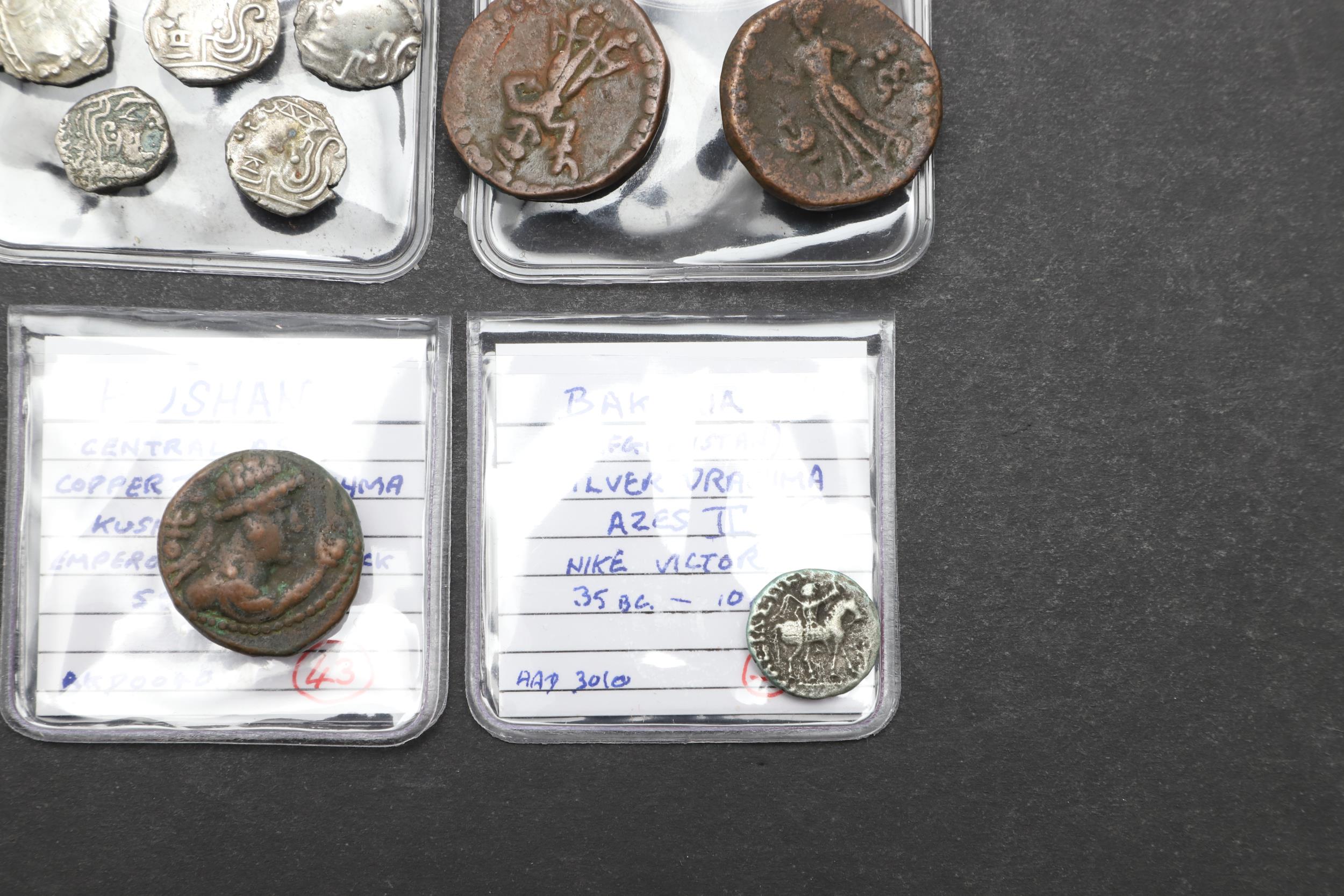 AN INTERESTING COLLECTION OF ANCIENT COINS TO INCLUDE INDIAN AND AFGHANISTAN. - Bild 7 aus 12