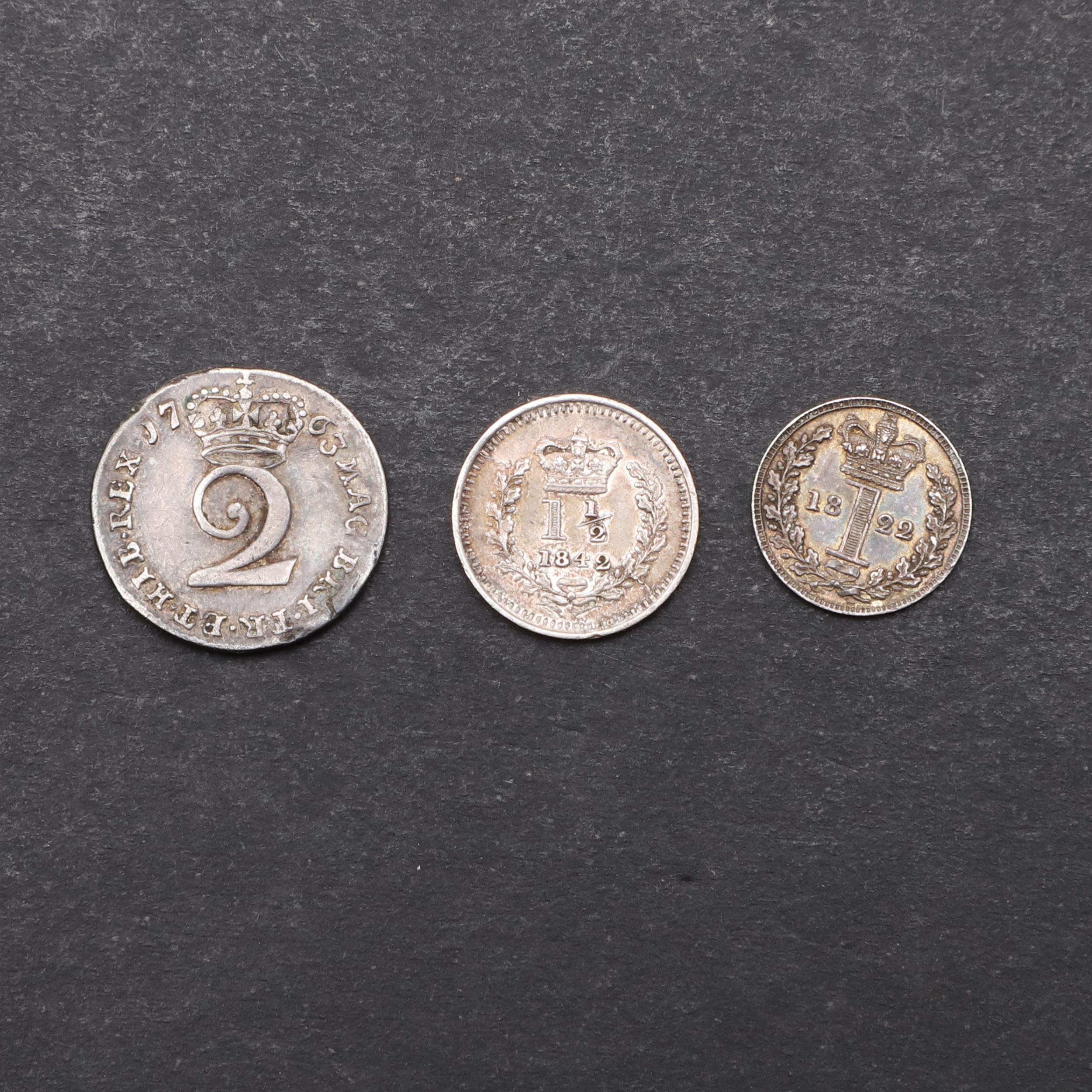 A GEORGE III TWOPENCE AND OTHER SMALL SILVER. - Bild 2 aus 3