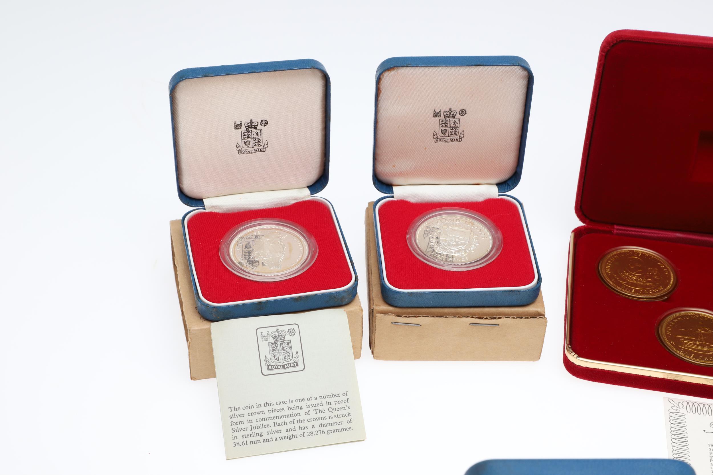 A COLLECTION OF SILVER PROOF SETS TO INCLUDE A FALKLANDS ISLANDS FIFTY PENCE 1977. - Bild 2 aus 18