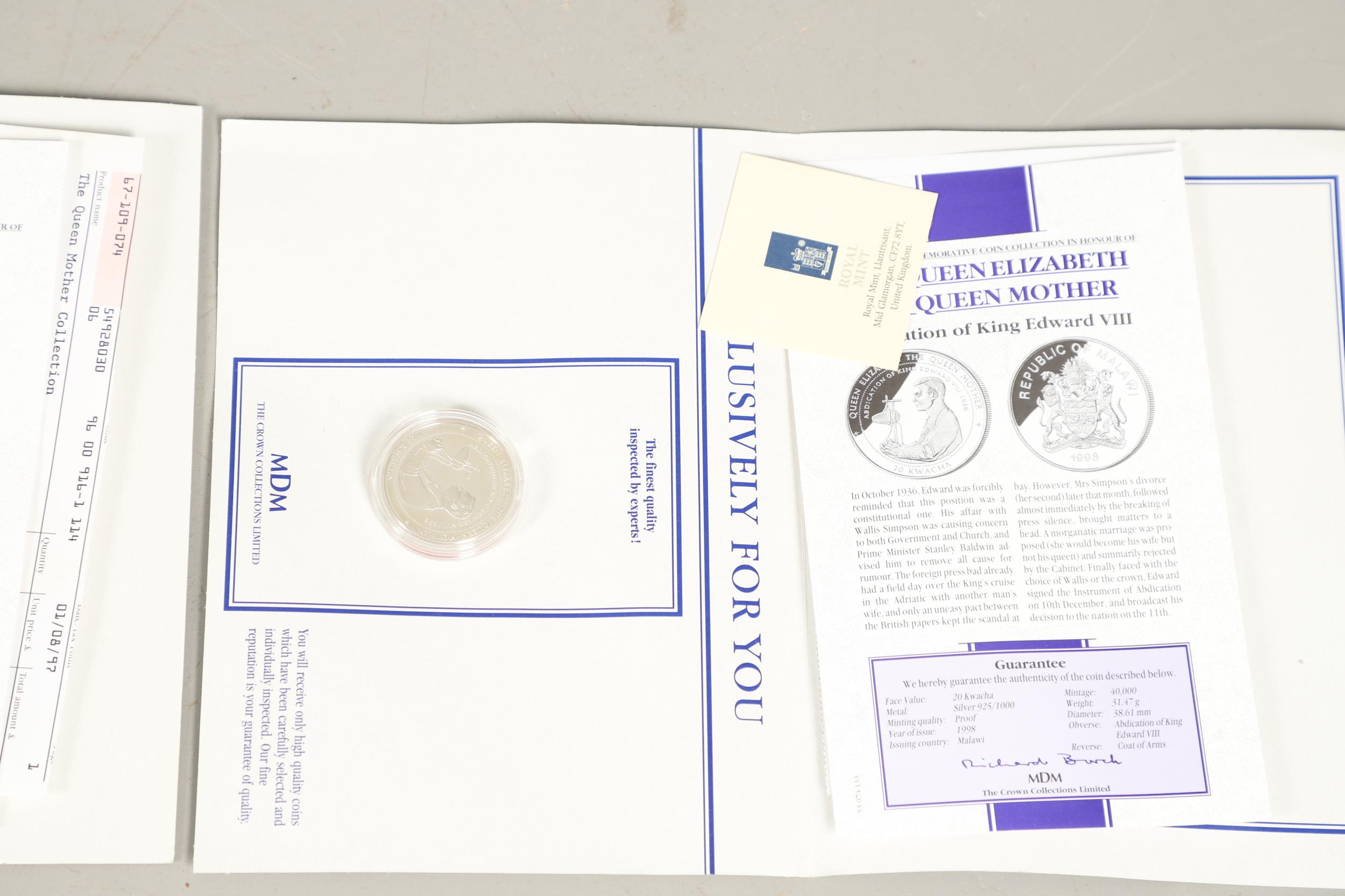 A COLLECTION OF QUEEN MOTHER CENTENARY CELEBRATION SILVER PROOF COINS. - Bild 8 aus 9