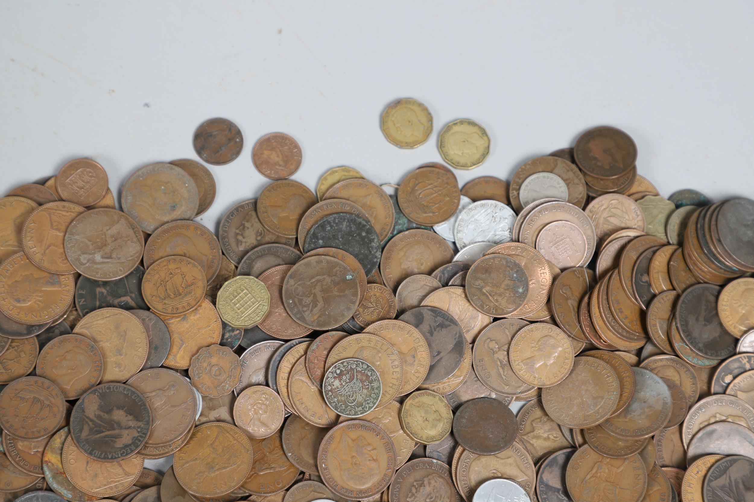 A LARGE COLLECTION OF PRE-DECIMAL COINS TO INCLUDE PENNIES, SHILLINGS AND OTHERS. - Bild 3 aus 10