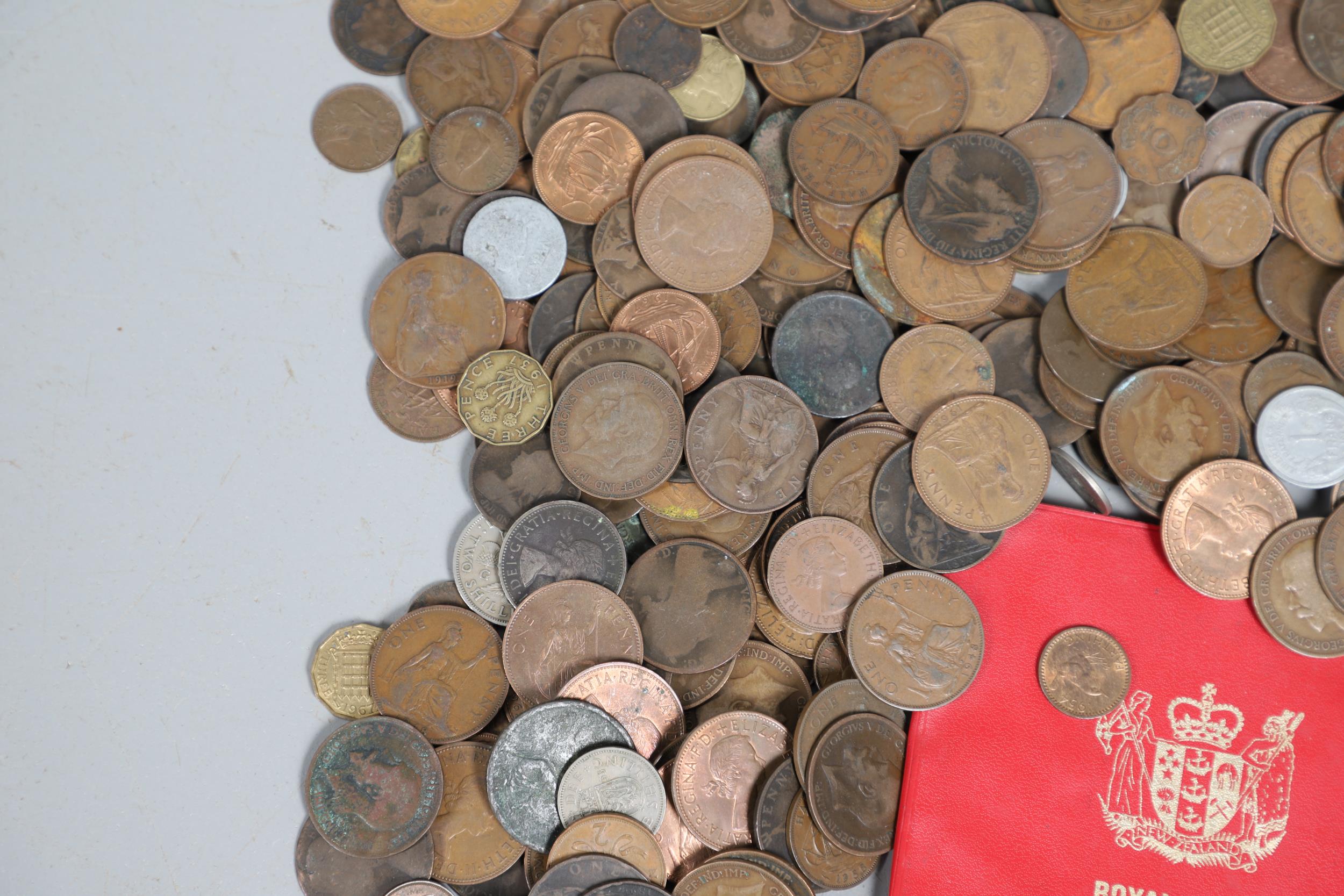 A LARGE COLLECTION OF PRE-DECIMAL COINS TO INCLUDE PENNIES, SHILLINGS AND OTHERS. - Image 7 of 10