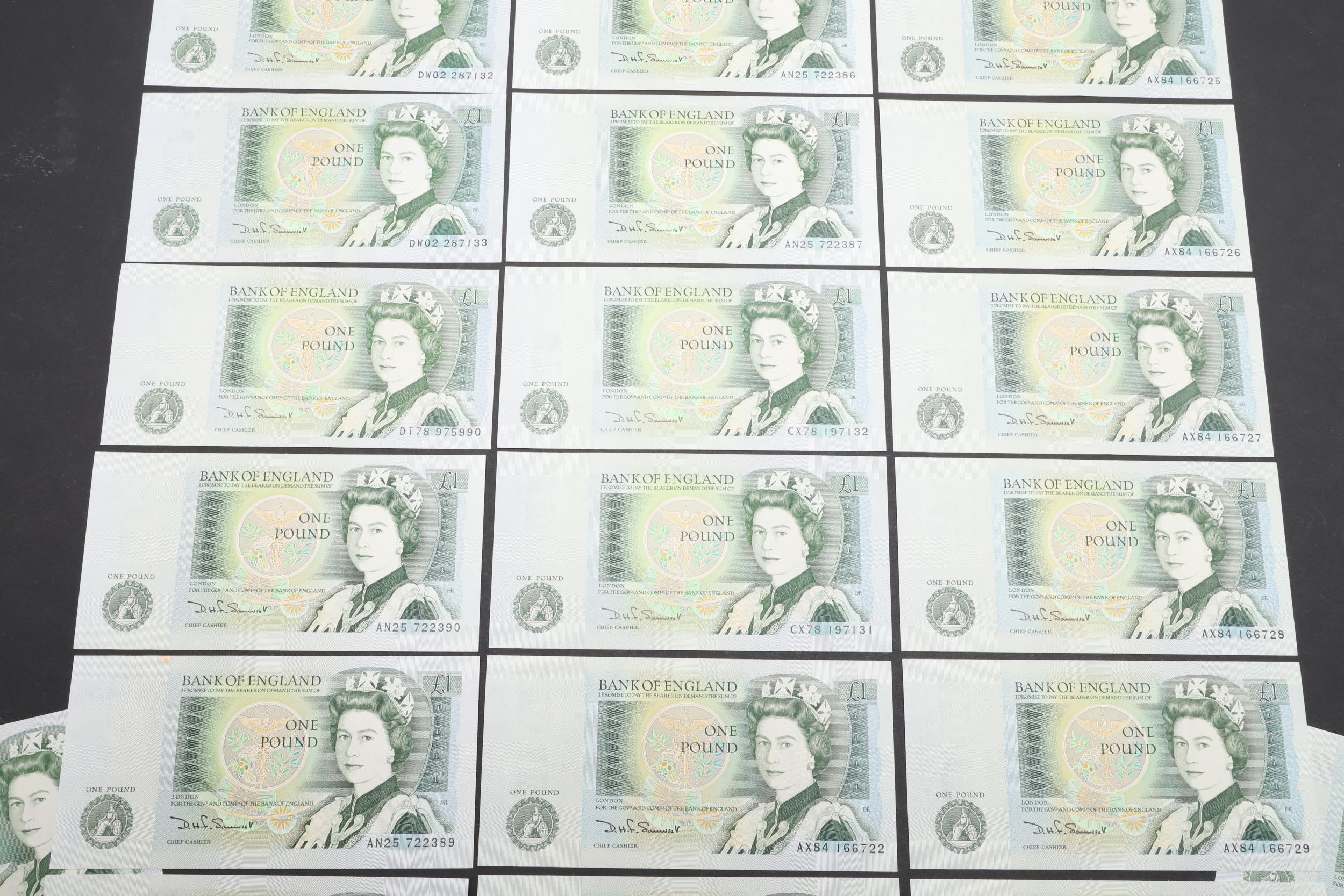 A COLLECTION OF 23 SERIES D ONE POUND NOTES TO INCLUDE CONSECUTIVE RUNS. - Bild 3 aus 10