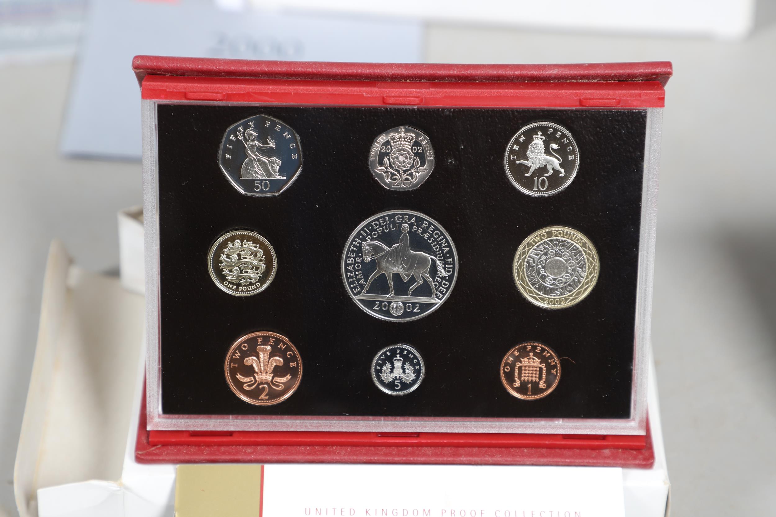 A COLLECTION OF ROYAL MINT UNCIRCULATED AND PROOF YEAR SETS. - Bild 13 aus 18