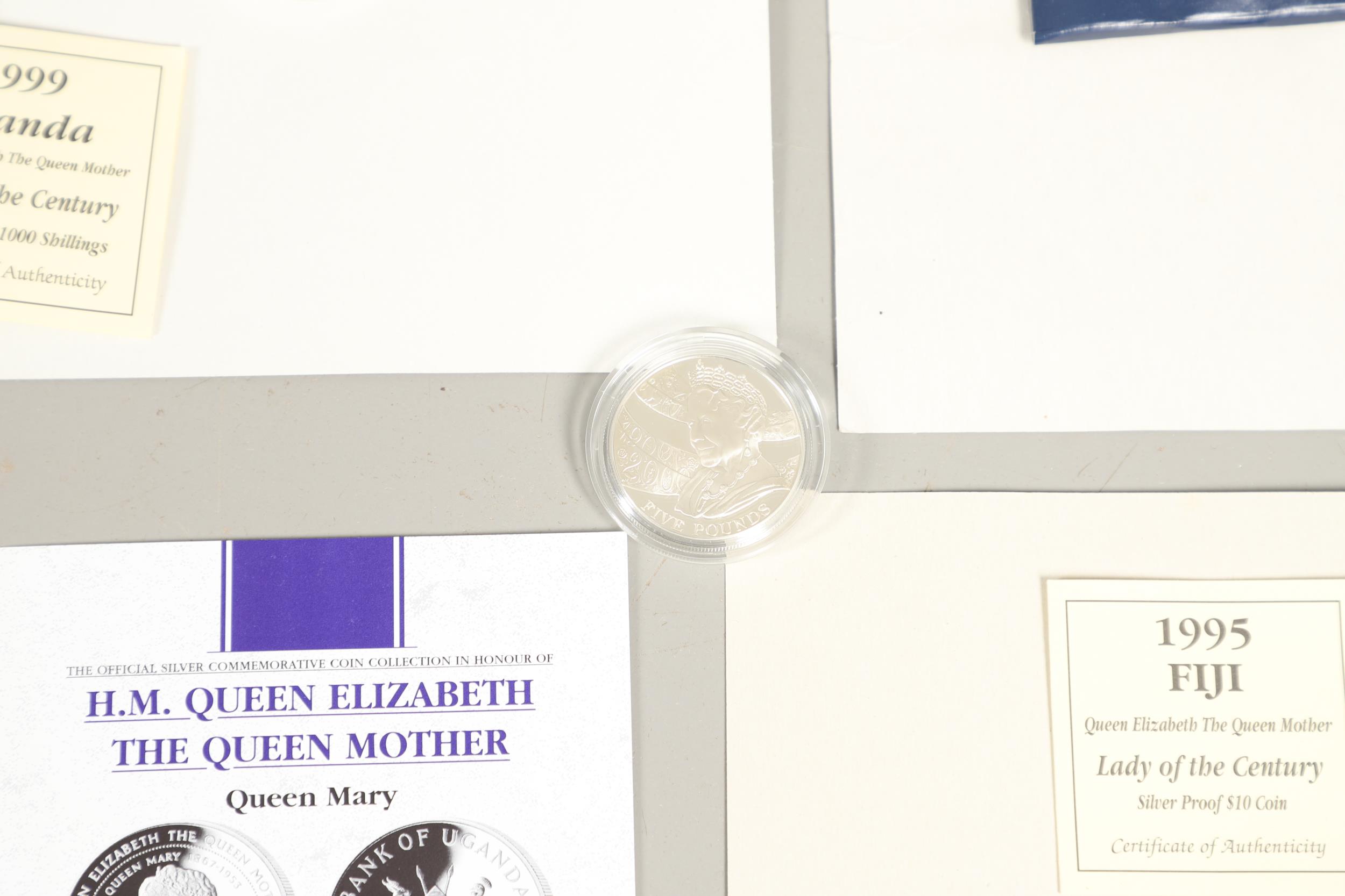 A COLLECTION OF QUEEN MOTHER CENTENARY CELEBRATION SILVER PROOF COINS. - Bild 6 aus 9