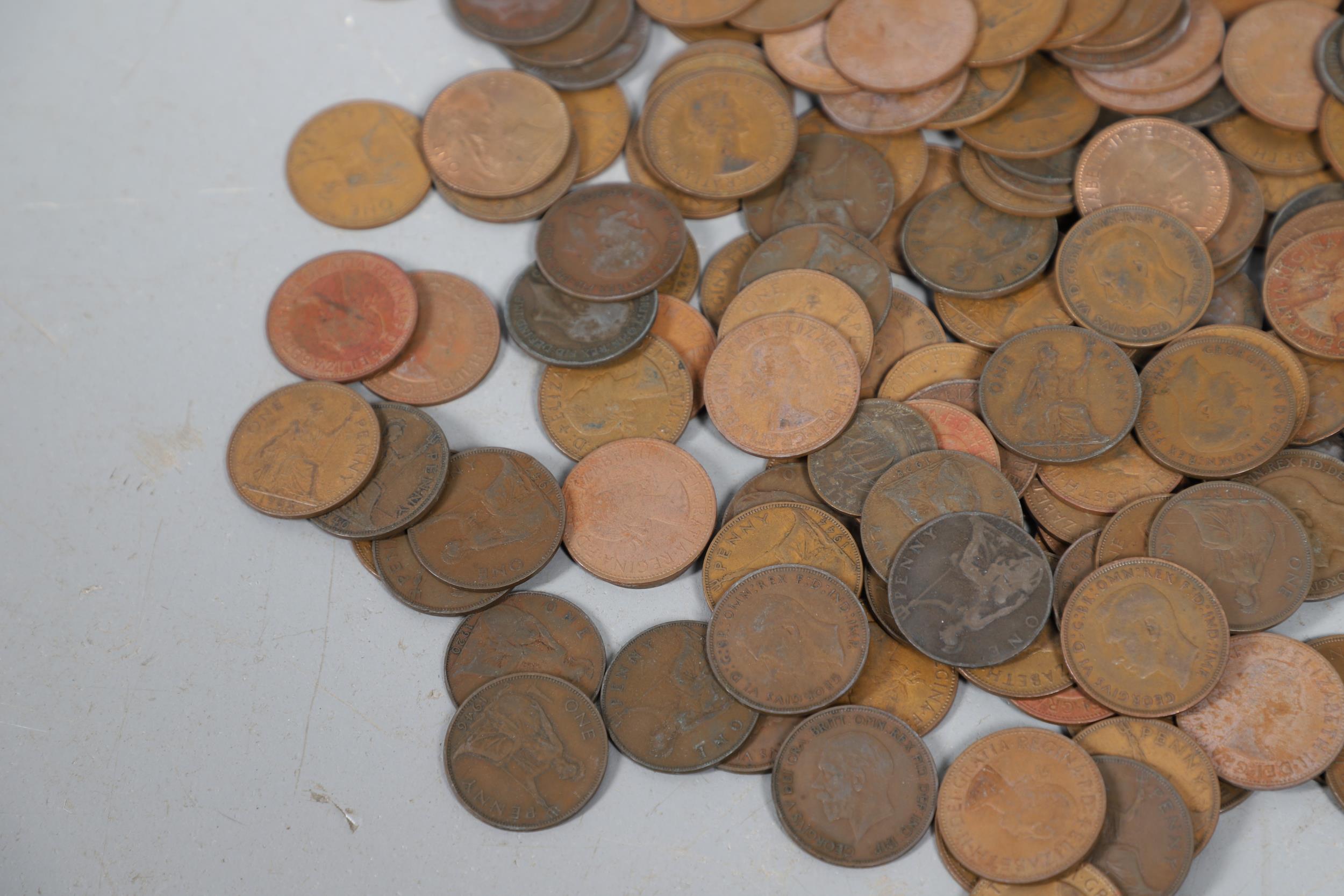 A LARGE COLLECTION OF WORLD COINS AND SIMILAR BRITISH COINS. - Image 5 of 20