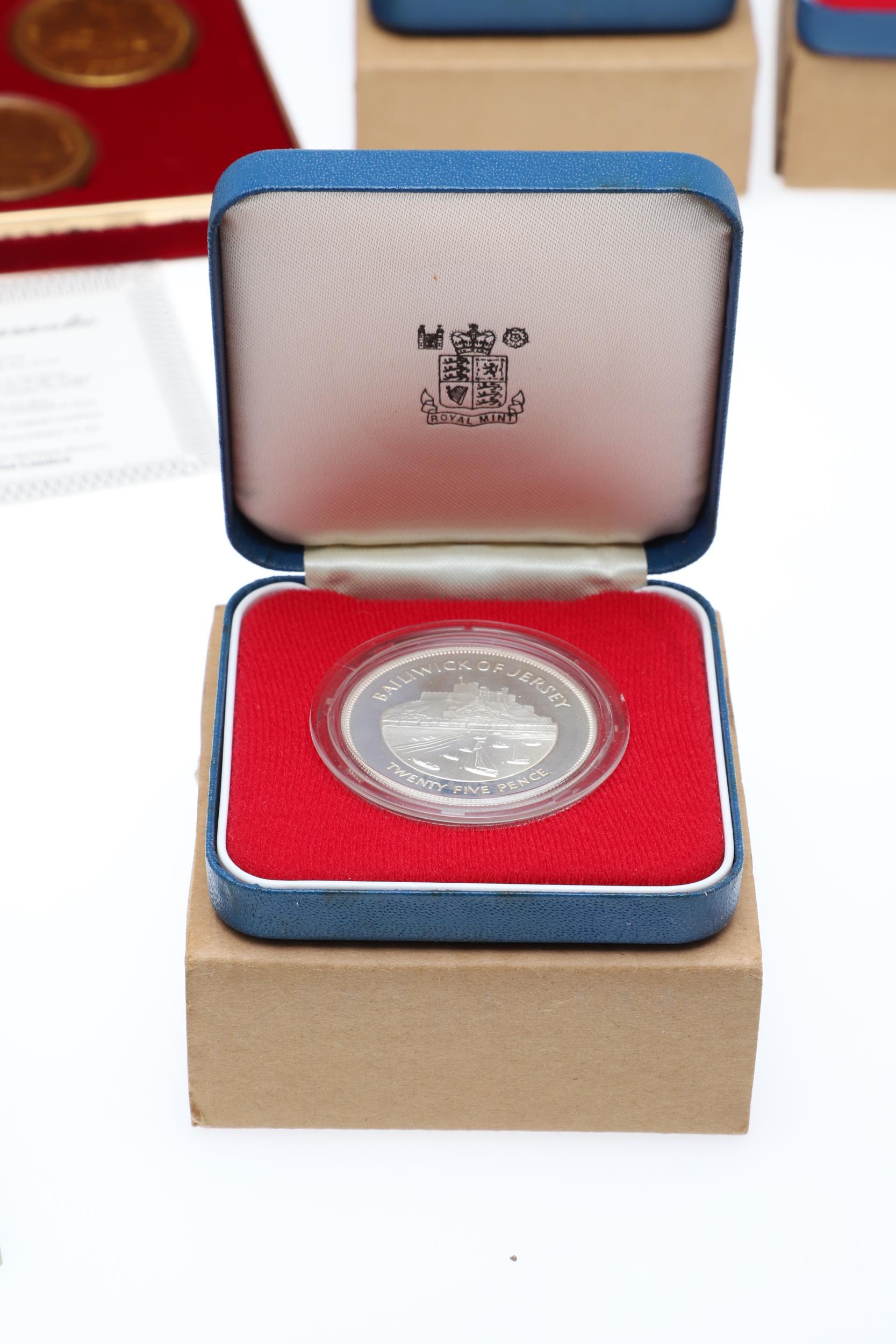 A COLLECTION OF SILVER PROOF SETS TO INCLUDE A FALKLANDS ISLANDS FIFTY PENCE 1977. - Bild 7 aus 18