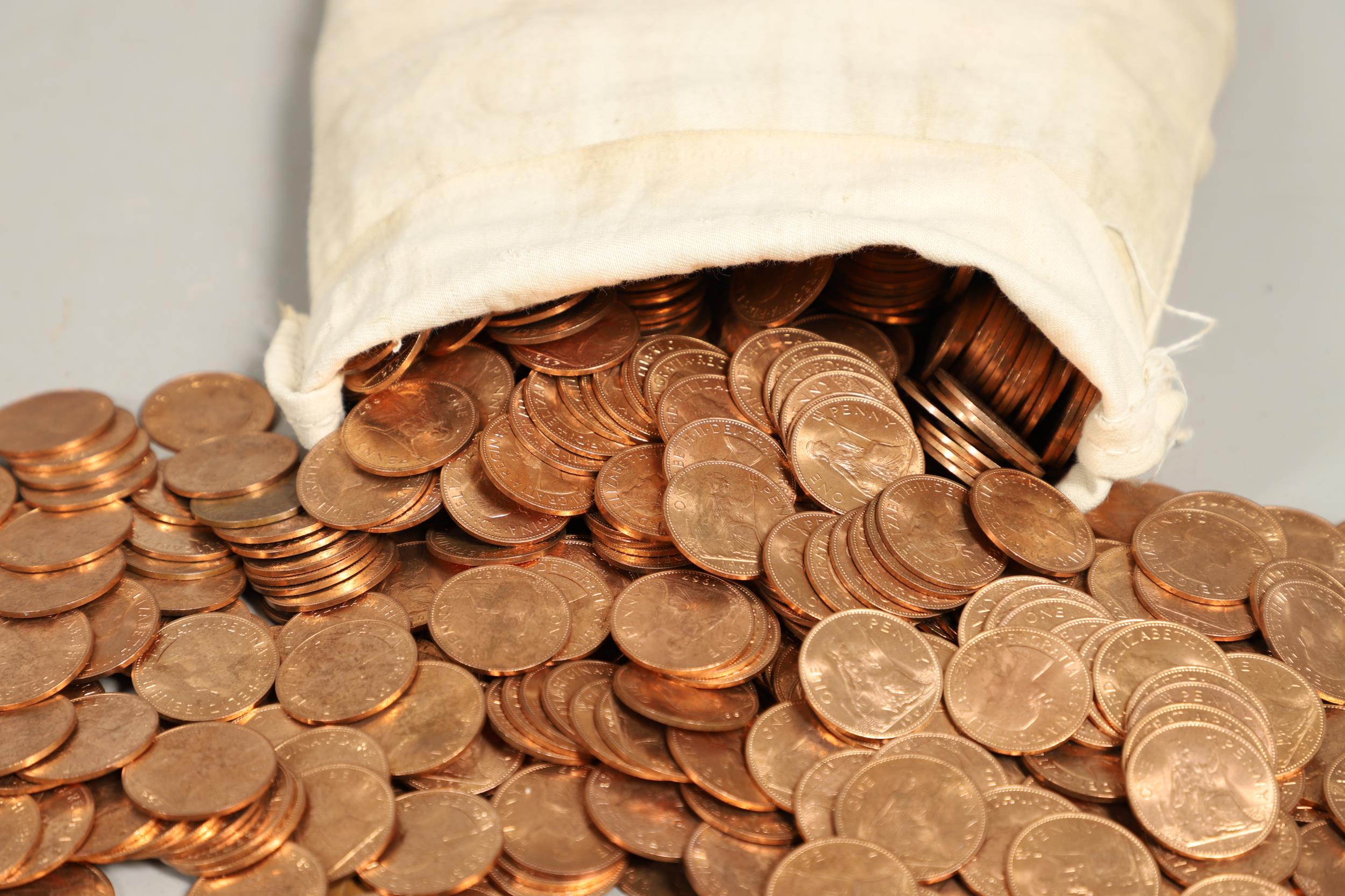 A COLLECTION OF APPROXIMATELY 1,000 UNCIRCULATED ELIZABETH PENNY COINS, 1967. - Image 2 of 9