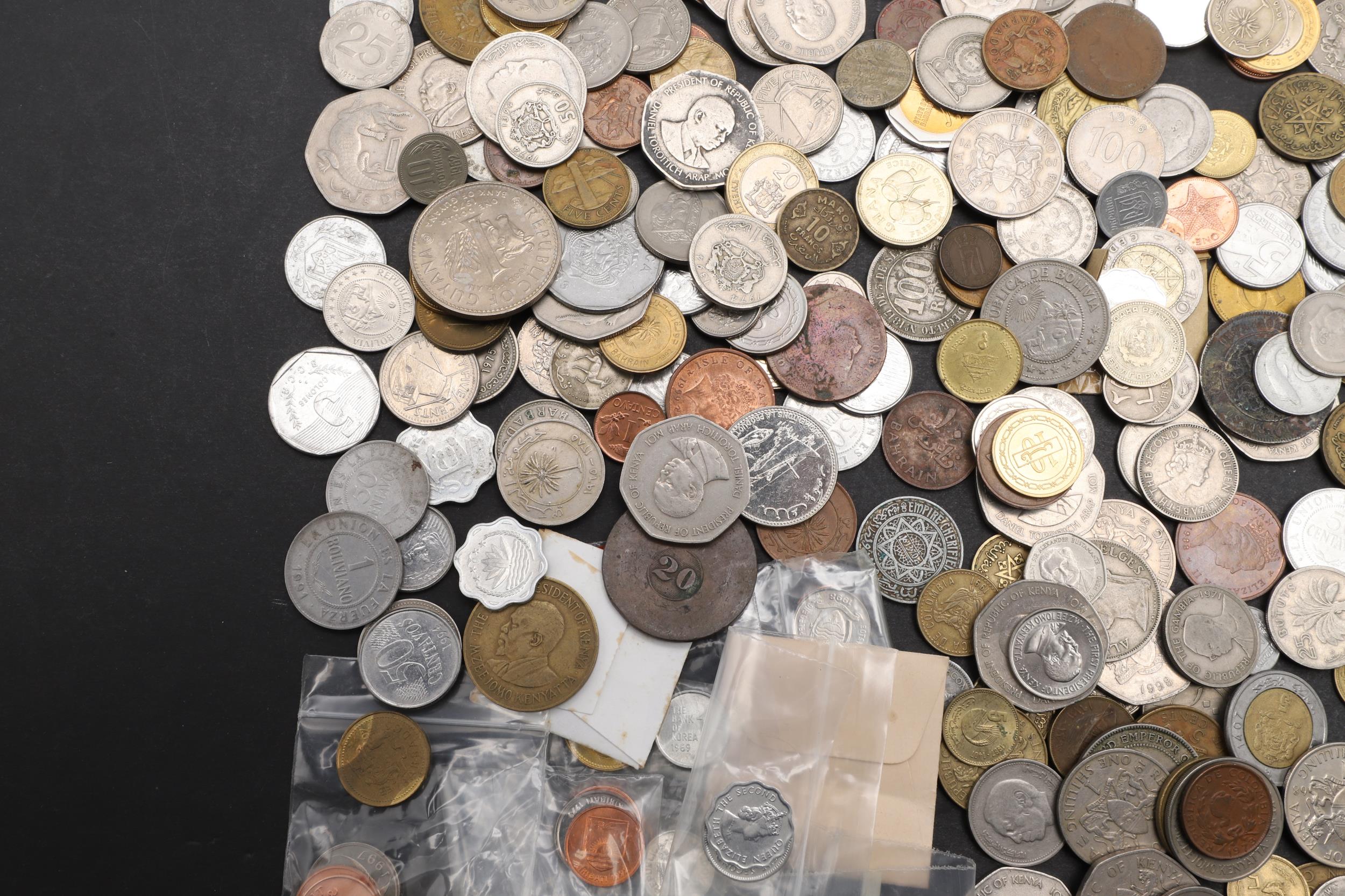 A MIXED COLLECTION OF WORLD COINS FROM VARIOUS COUNTRIES TO INCLUDE COLUMBIA, KENYA, BRASIL AND MANY - Image 4 of 7