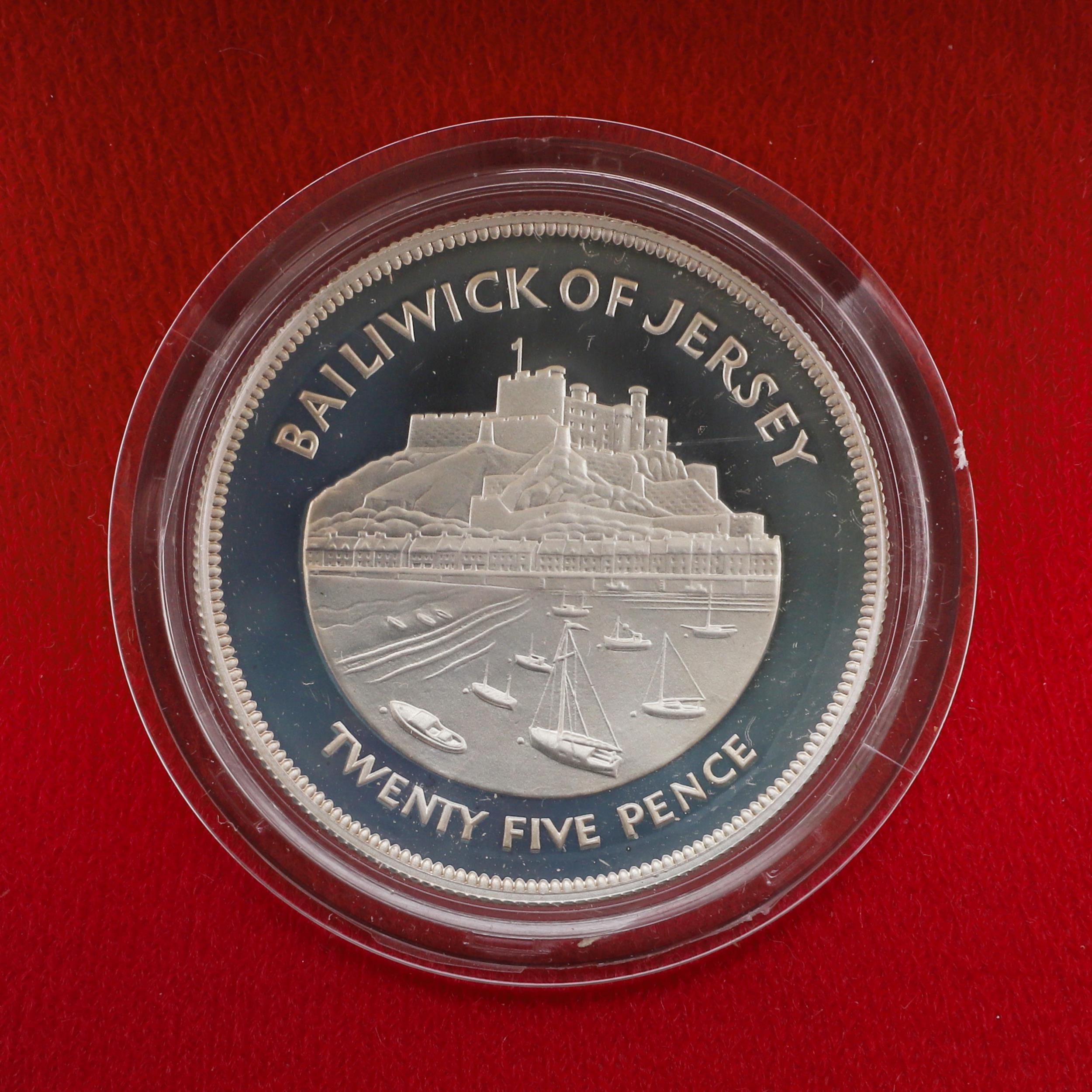A COLLECTION OF SILVER PROOF SETS TO INCLUDE A FALKLANDS ISLANDS FIFTY PENCE 1977. - Bild 9 aus 18