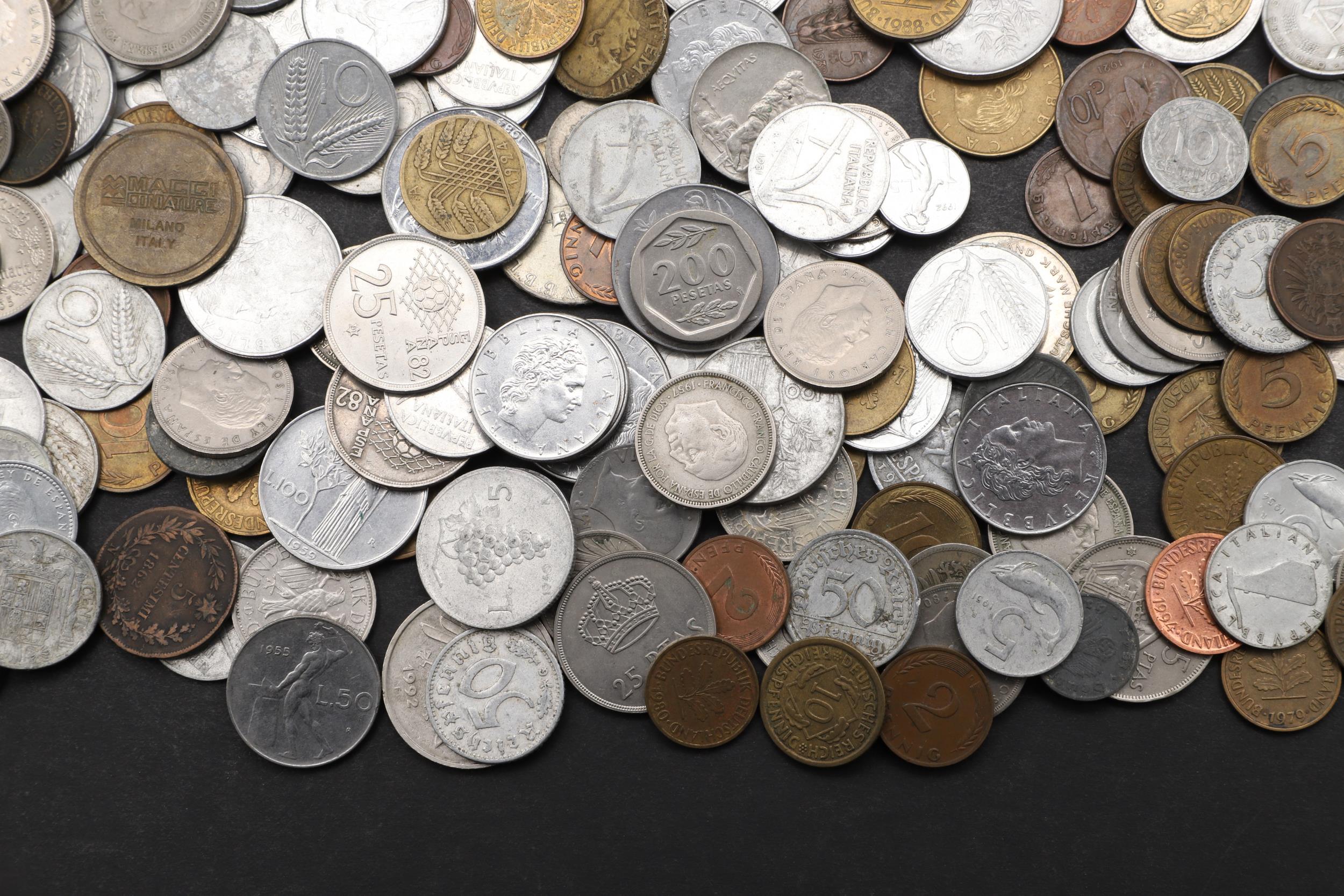 A LARGE COLLECTION OF 19TH AND 20th CENTURY EUROPEAN COINS TO INCLUDE GERMANY, SPAIN AND ITALY. - Image 9 of 10