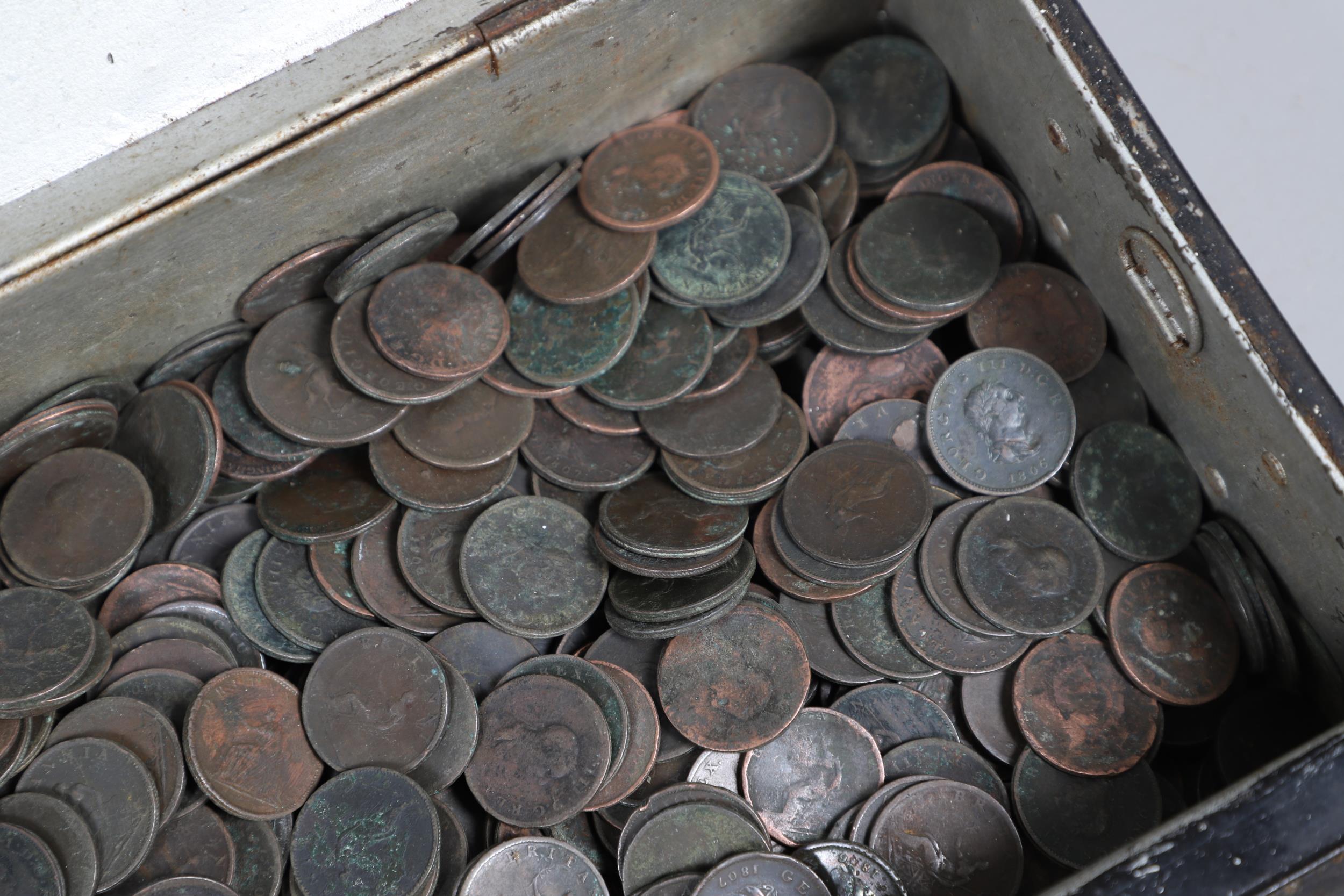 A LARGE COLLECTION OF 18TH CENTURY AND EARLIER COPPER. - Image 5 of 5