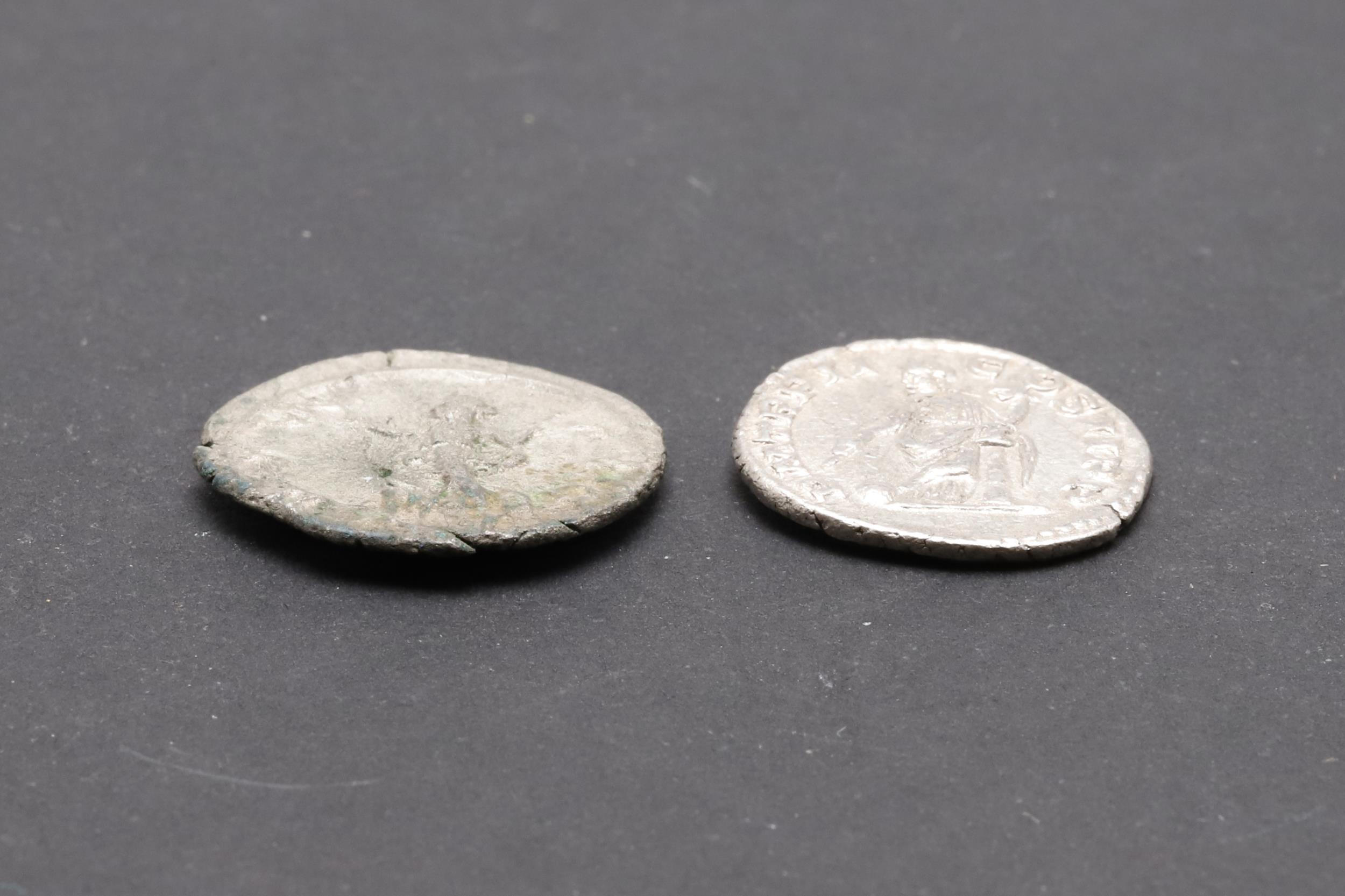 ROMAN IMPERIAL COINAGE: ELAGABALUS 218-212 AND SEVERUS ALEXANDER 222-235 A.D. - Bild 3 aus 3