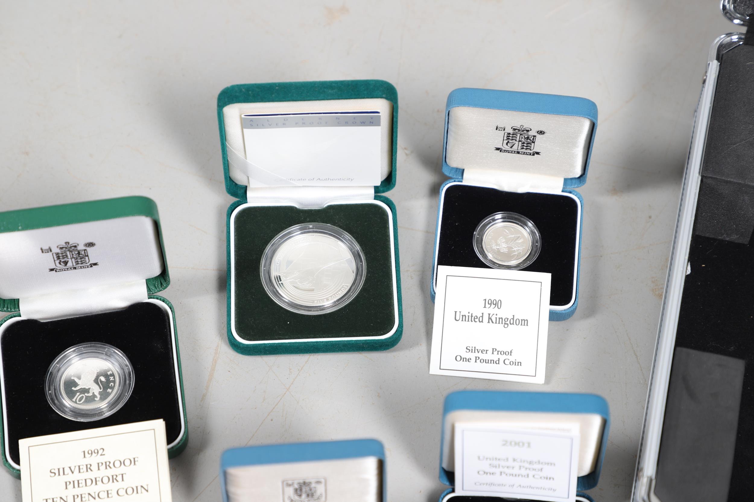 A COLLECTION OF FOURTEEN ROYAL MINT SILVER PROOF AND SIMILAR CROWNS. - Image 11 of 12