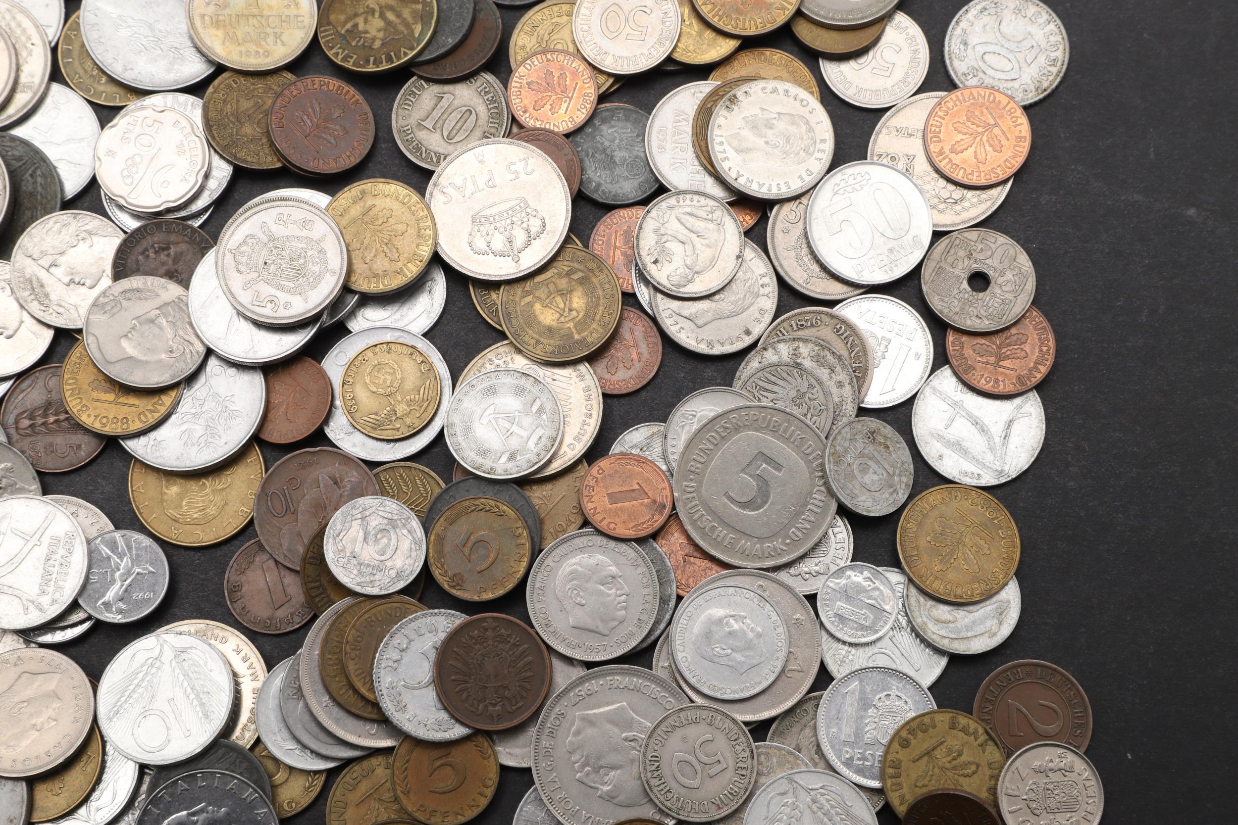 A LARGE COLLECTION OF 19TH AND 20th CENTURY EUROPEAN COINS TO INCLUDE GERMANY, SPAIN AND ITALY. - Image 7 of 10