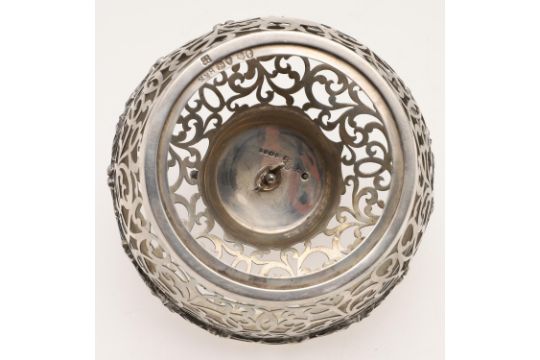 A VICTORIAN SILVER BUTTER DISH & COVER. - Image 3 of 4