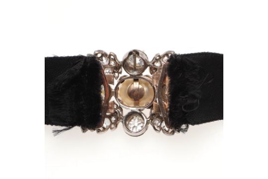 A VICTORIAN NATURAL PEARL AND DIAMOND CENTREPIECE FOR A CHOKER. - Image 4 of 9