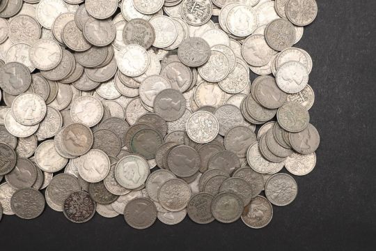 A PARTIAL DATE RUN AND COLLECTION OF SIXPENCE GEORGE III AND LATER. - Image 7 of 11