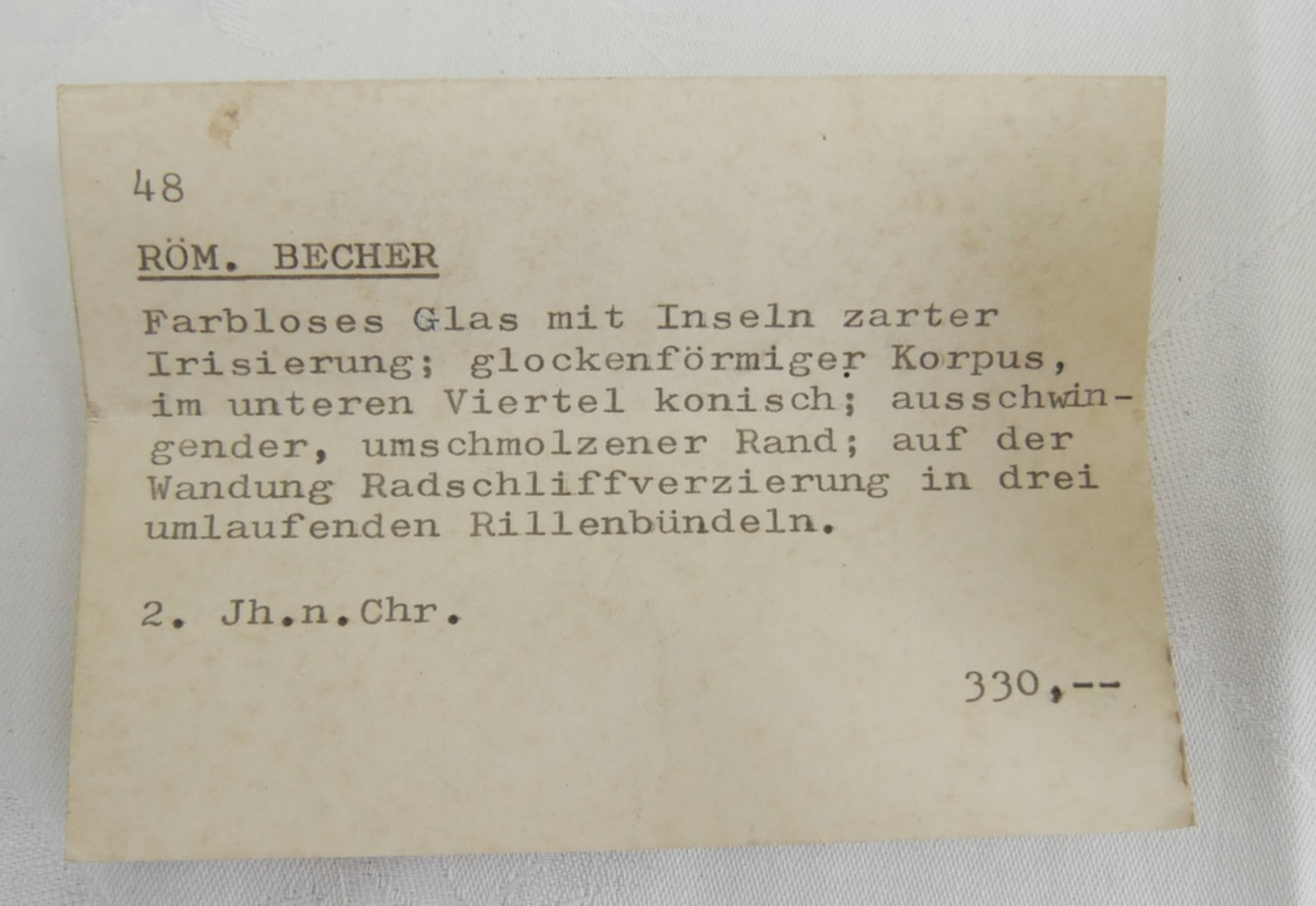 Römischer Becher. Farbloses Glas mit Inseln zarter Irisierung; glockenförmiger Korpus, imunteren - Image 2 of 3