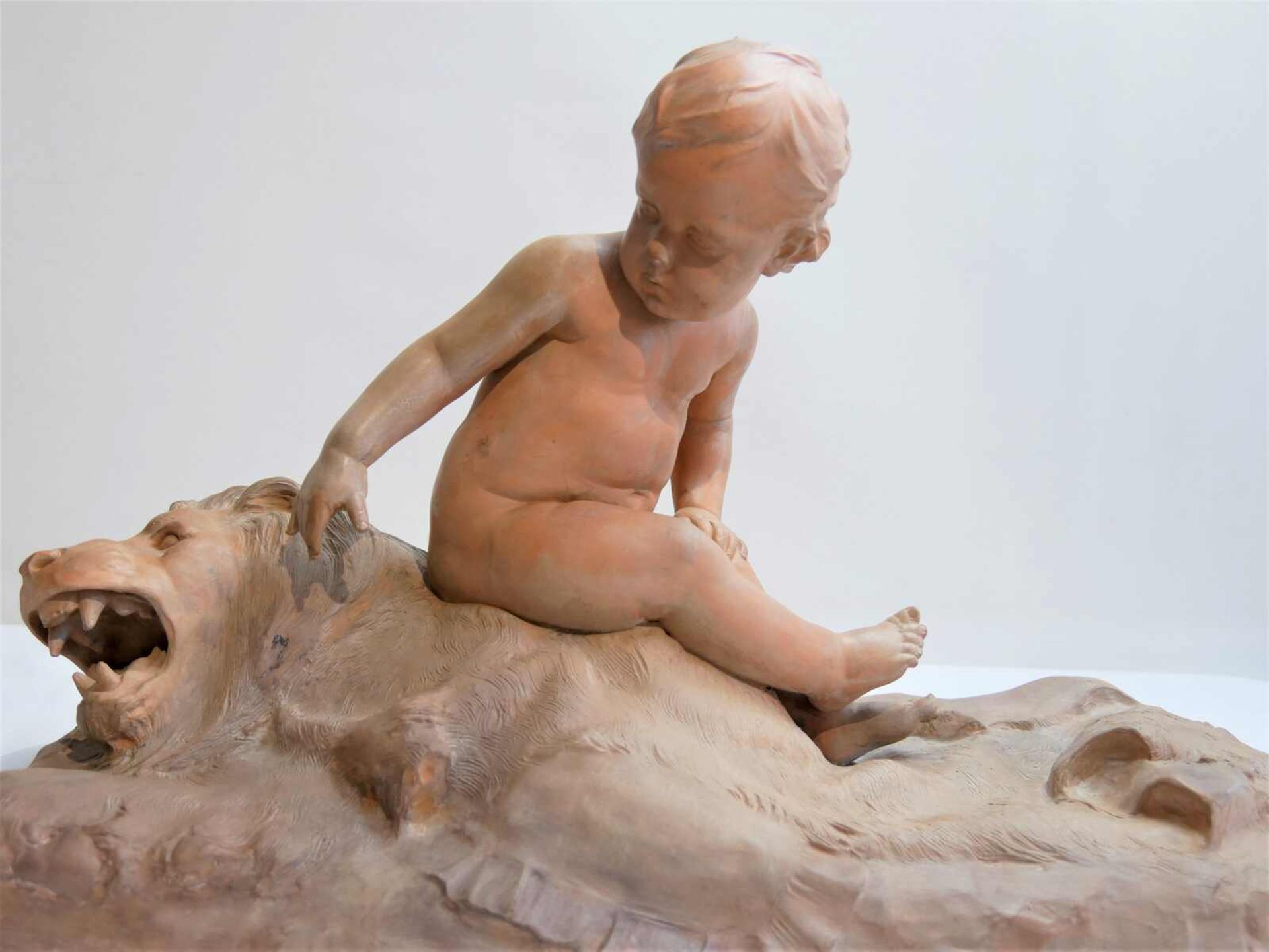 Skulptur von L. Dufrèns "Kind auf Löwe sitzend". Länge ca. 53 cm, Breite cl. 26 cm, Höhe ca. 33 cm - Image 2 of 5