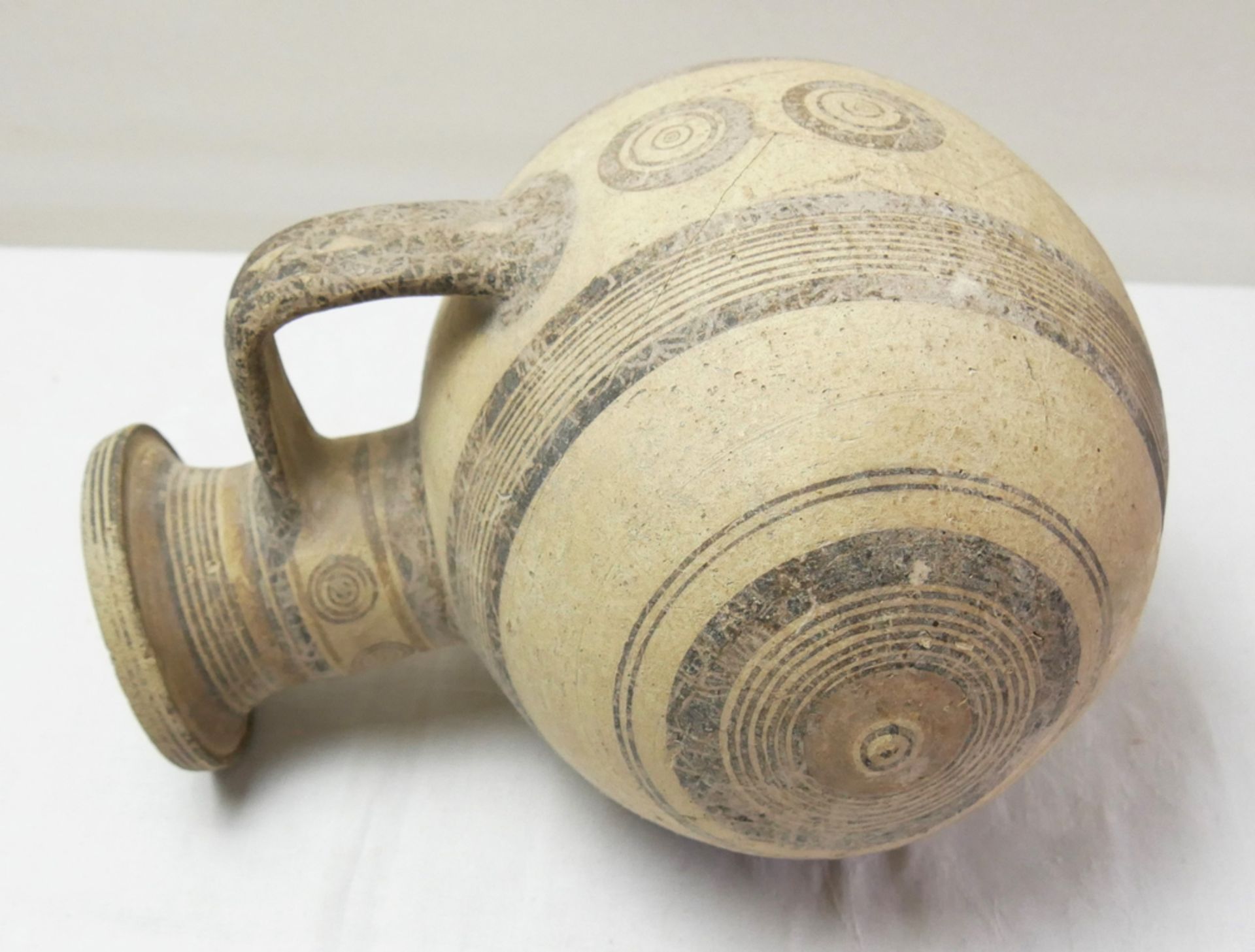ca. 950 v. Chr. - 800 v. Chr. Hergestellt in Zypern. Cypriotischer Weinkrug. Großer Fasskrug aus