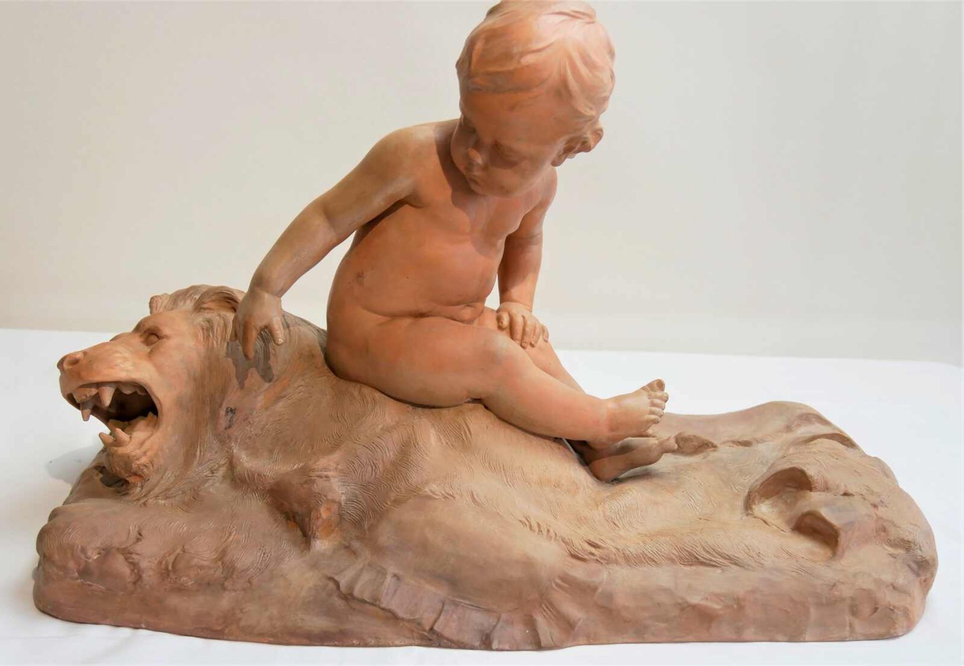 Skulptur von L. Dufrèns "Kind auf Löwe sitzend". Länge ca. 53 cm, Breite cl. 26 cm, Höhe ca. 33 cm