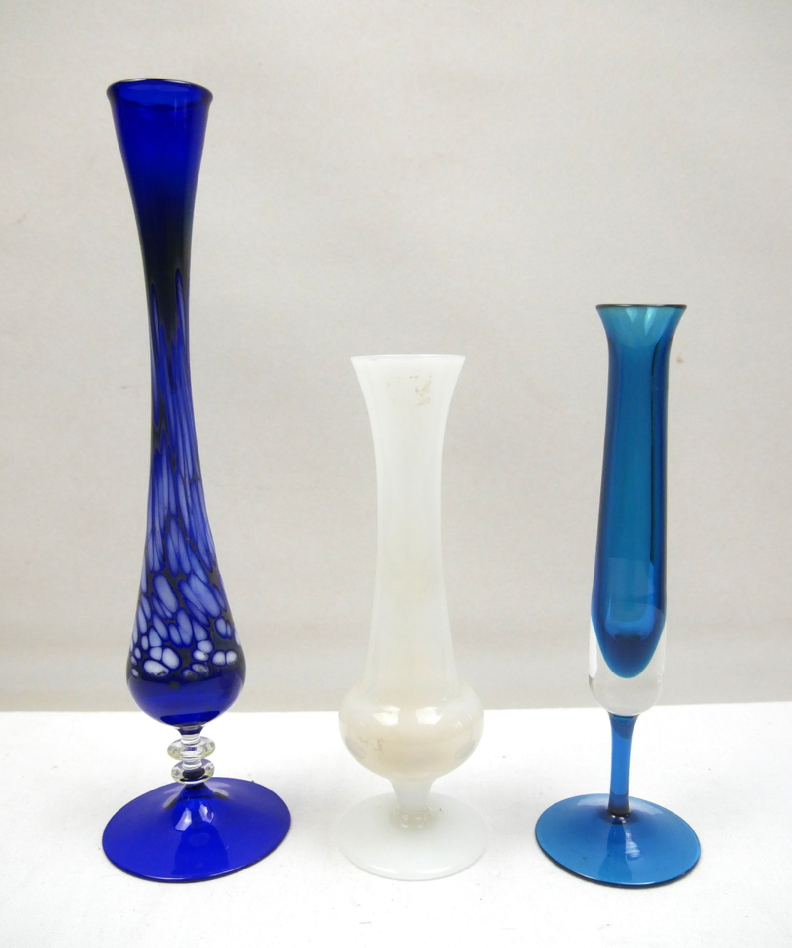 3 farbige Glasvasen, längliche Form. Verschiedene Modelle.