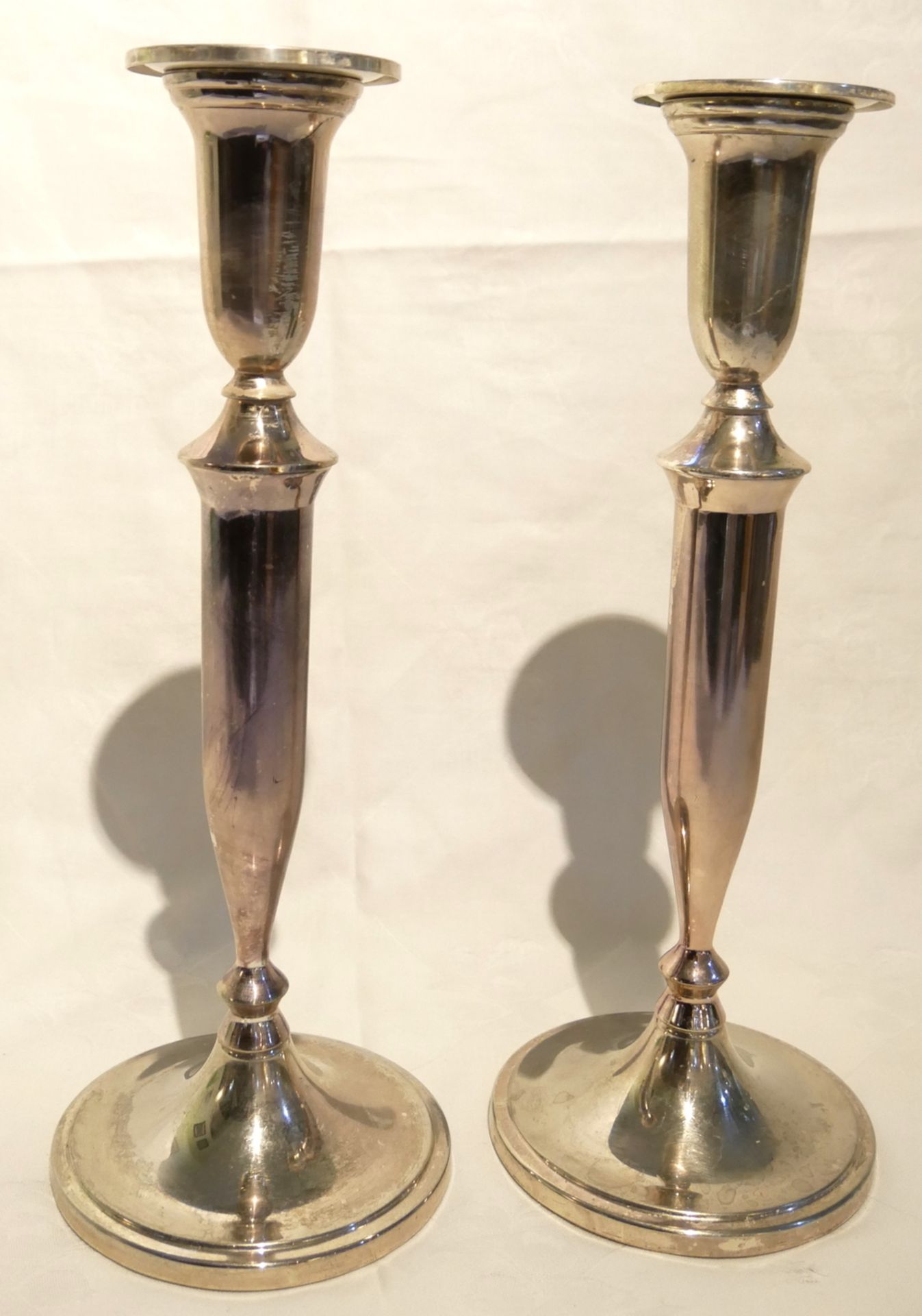 2 versilberte Kerzenständer, gleiche Modelle. Höhe ca. 29,5 cm