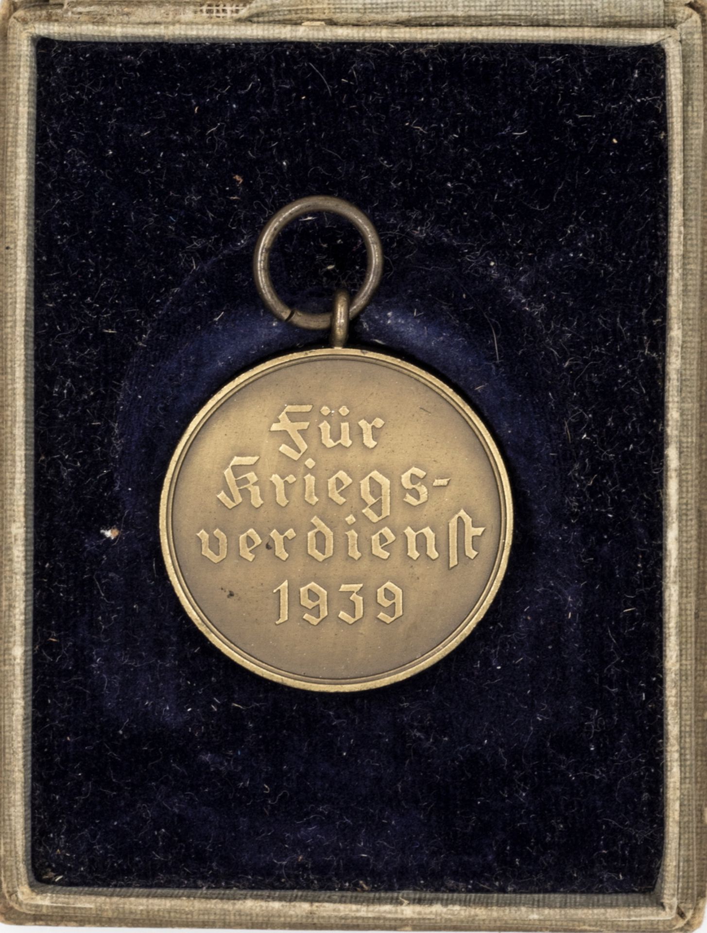 Drittes Reich, Kriegsverdienst - Medaille. - Image 2 of 3