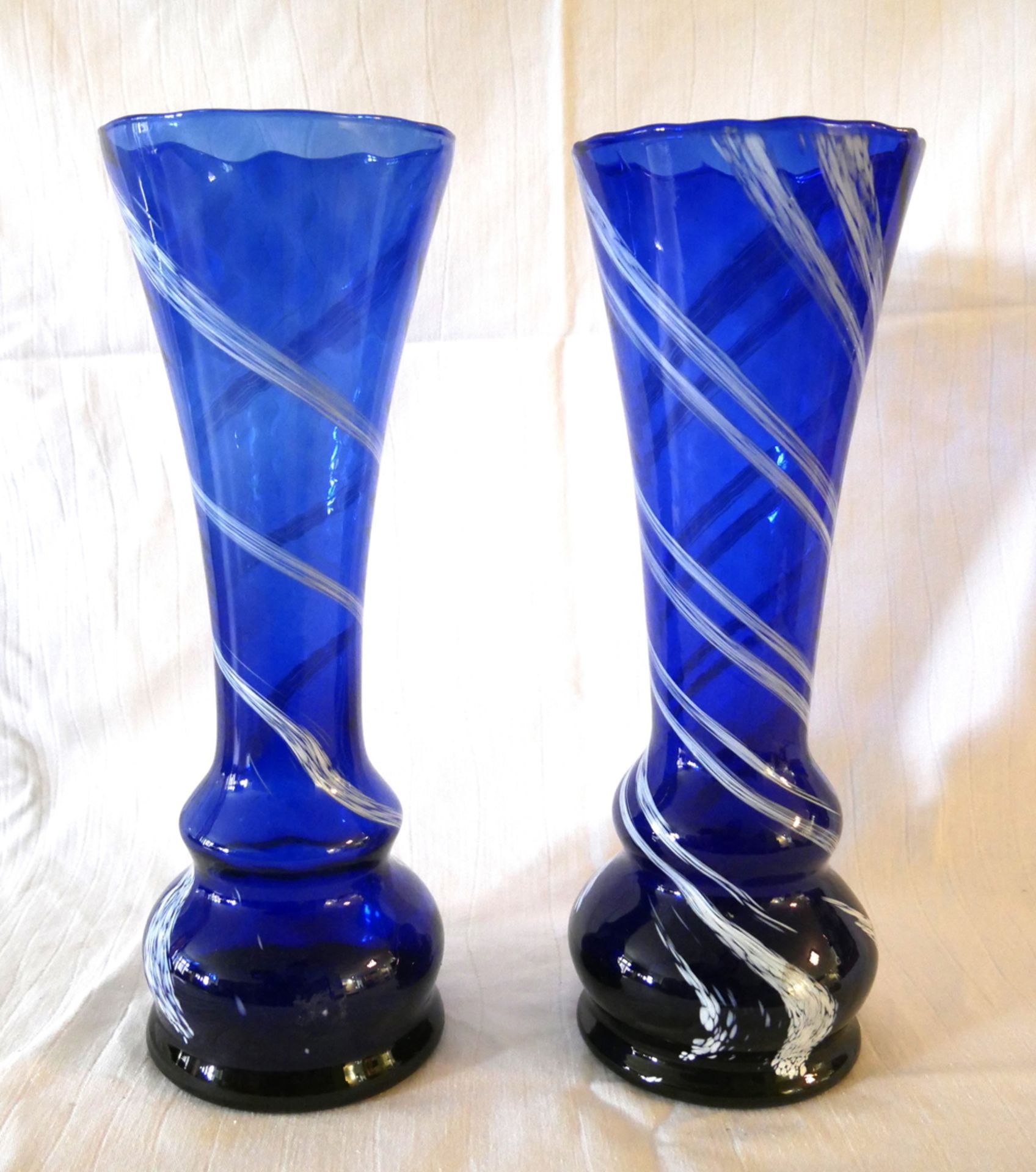 2 blaue Glasvasen mit weiß-blauen Streifen. Höhe ca. 30 cm