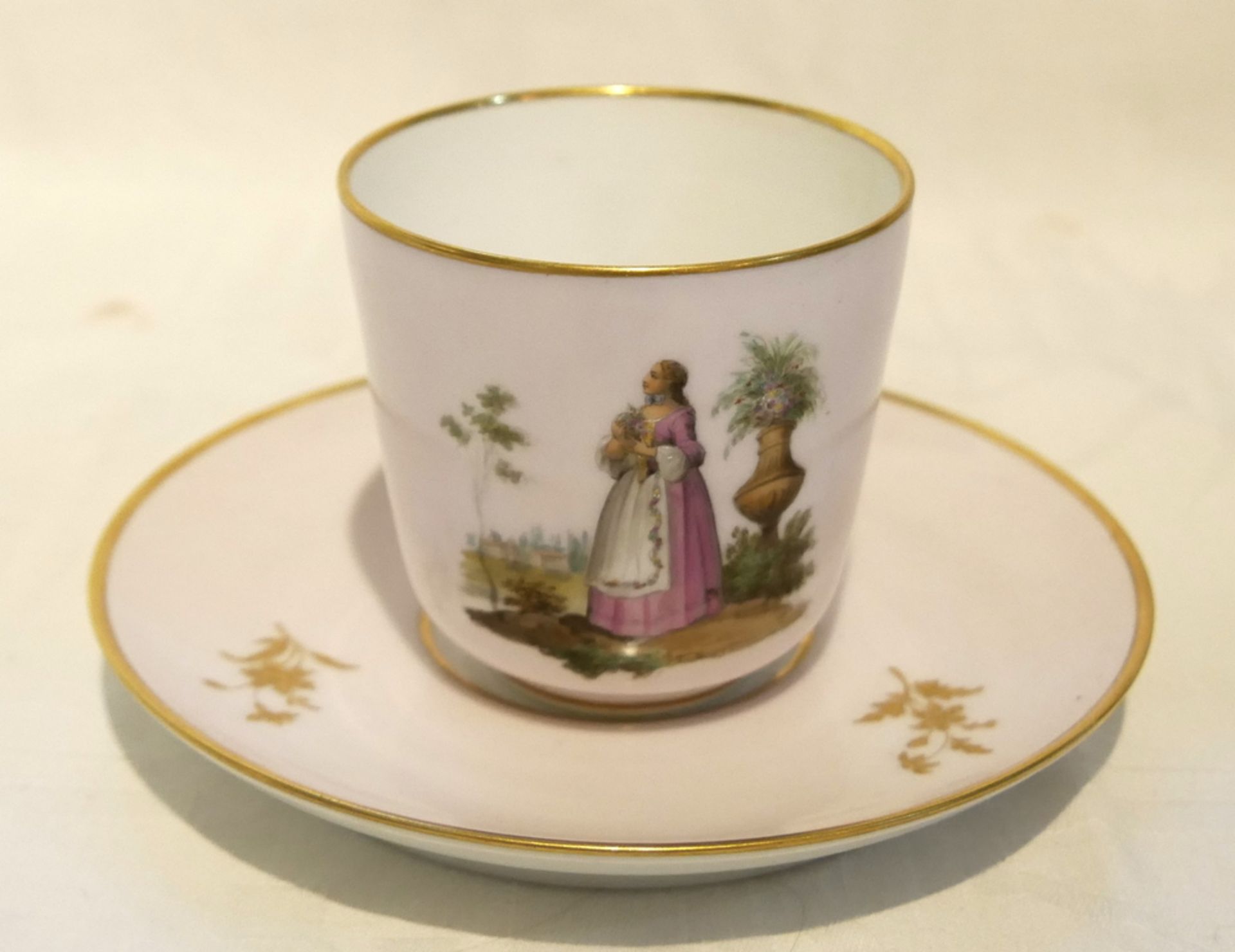Augarten Wien, Tasse mit Unterteller, rosa mit Goldapplikationen, figürliche Malerei. Sehr guter - Image 2 of 3