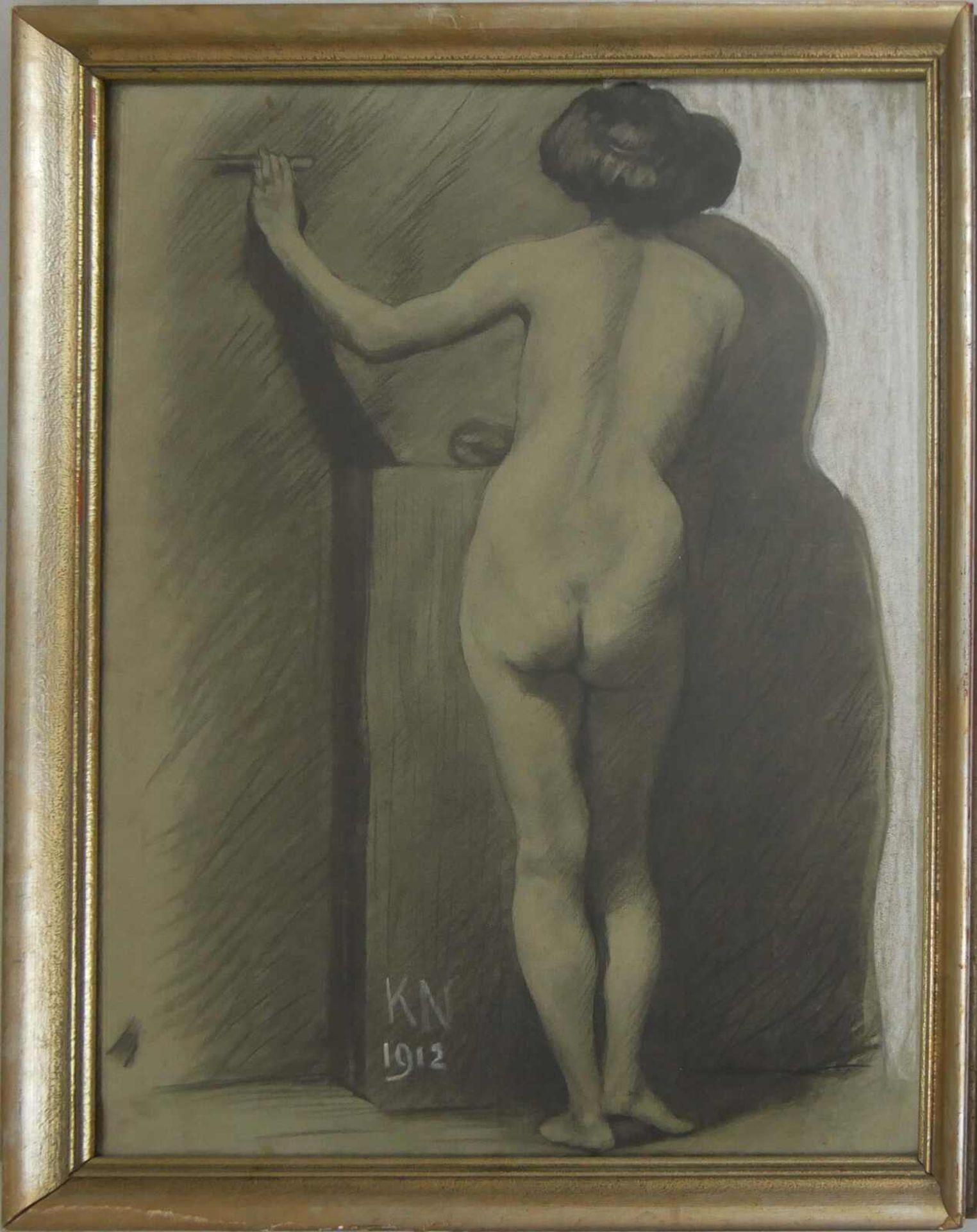 Bleistift / Kohlezeichnung, KN 1912 "rückenansicht Frau", hinter Glas gerahmt. Gesamtmaße: Höhe