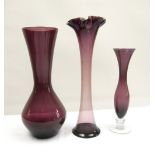 3 violettfarbene Glasvasen, verschiedene Größen und Formen