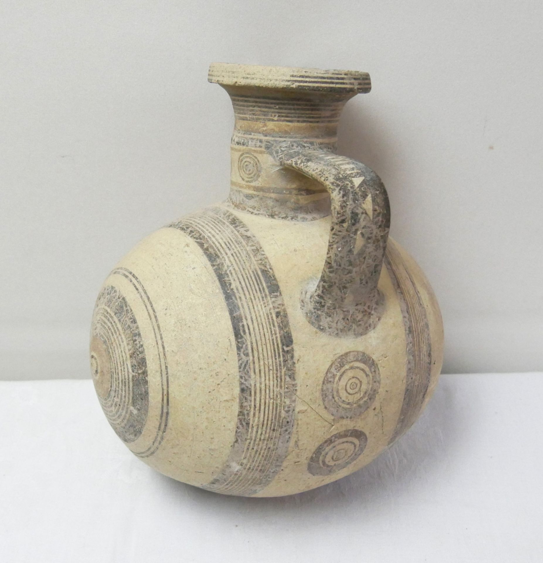 ca. 950 v. Chr. - 800 v. Chr. Hergestellt in Zypern. Cypriotischer Weinkrug. Großer Fasskrug aus - Image 2 of 3