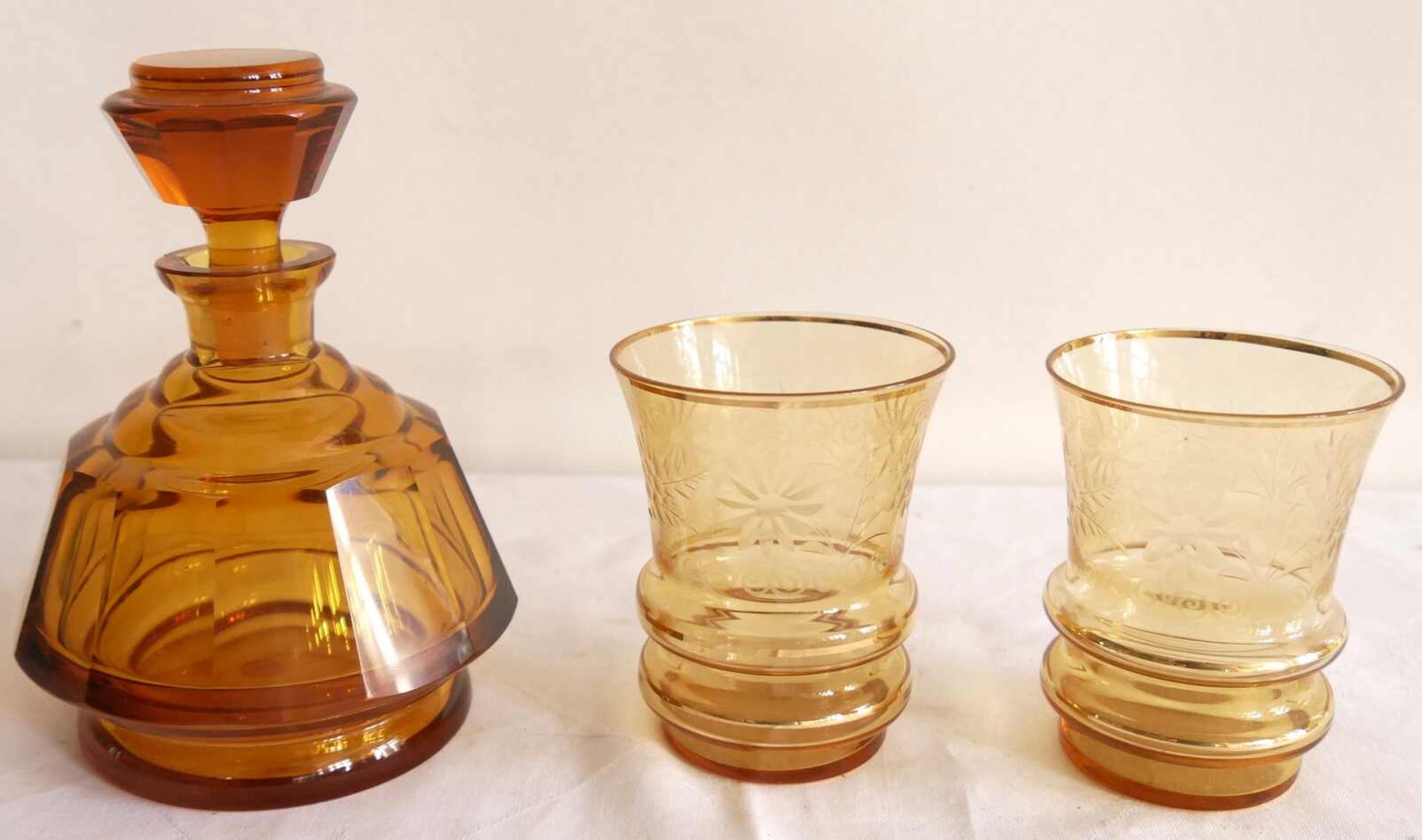 3 Teile Kristallglas wohl Böhmen, bernsteinfarben. Bestehend aus Stöpselflasche und 2 Gläser.