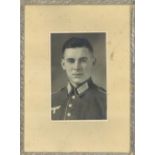 Foto eines Soldaten, Drittes Reich. Hinter Glas gerahmt. Gesamtmaße: Höhe ca. 23,5 cm, Breite ca. 17