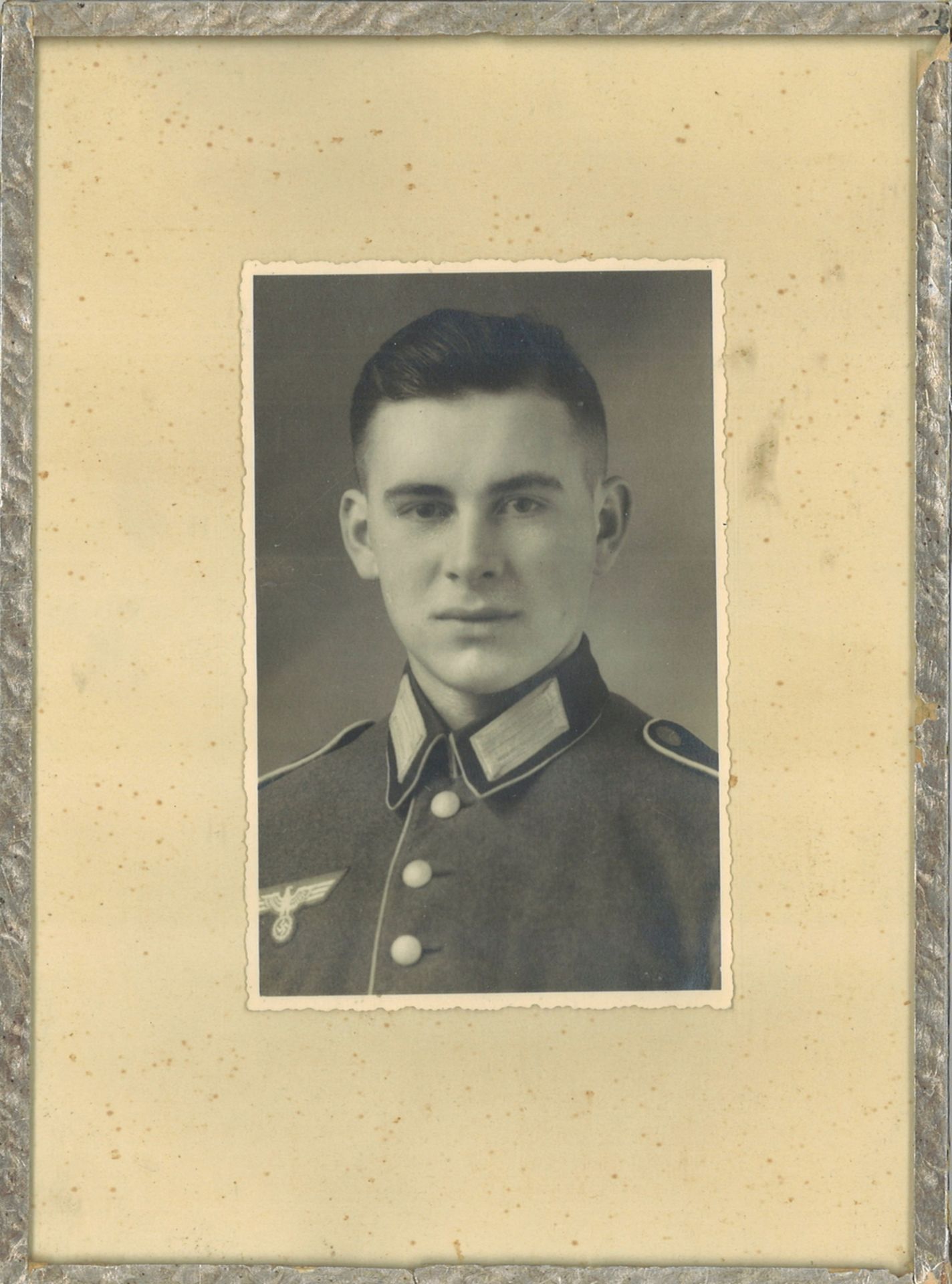 Foto eines Soldaten, Drittes Reich. Hinter Glas gerahmt. Gesamtmaße: Höhe ca. 23,5 cm, Breite ca. 17