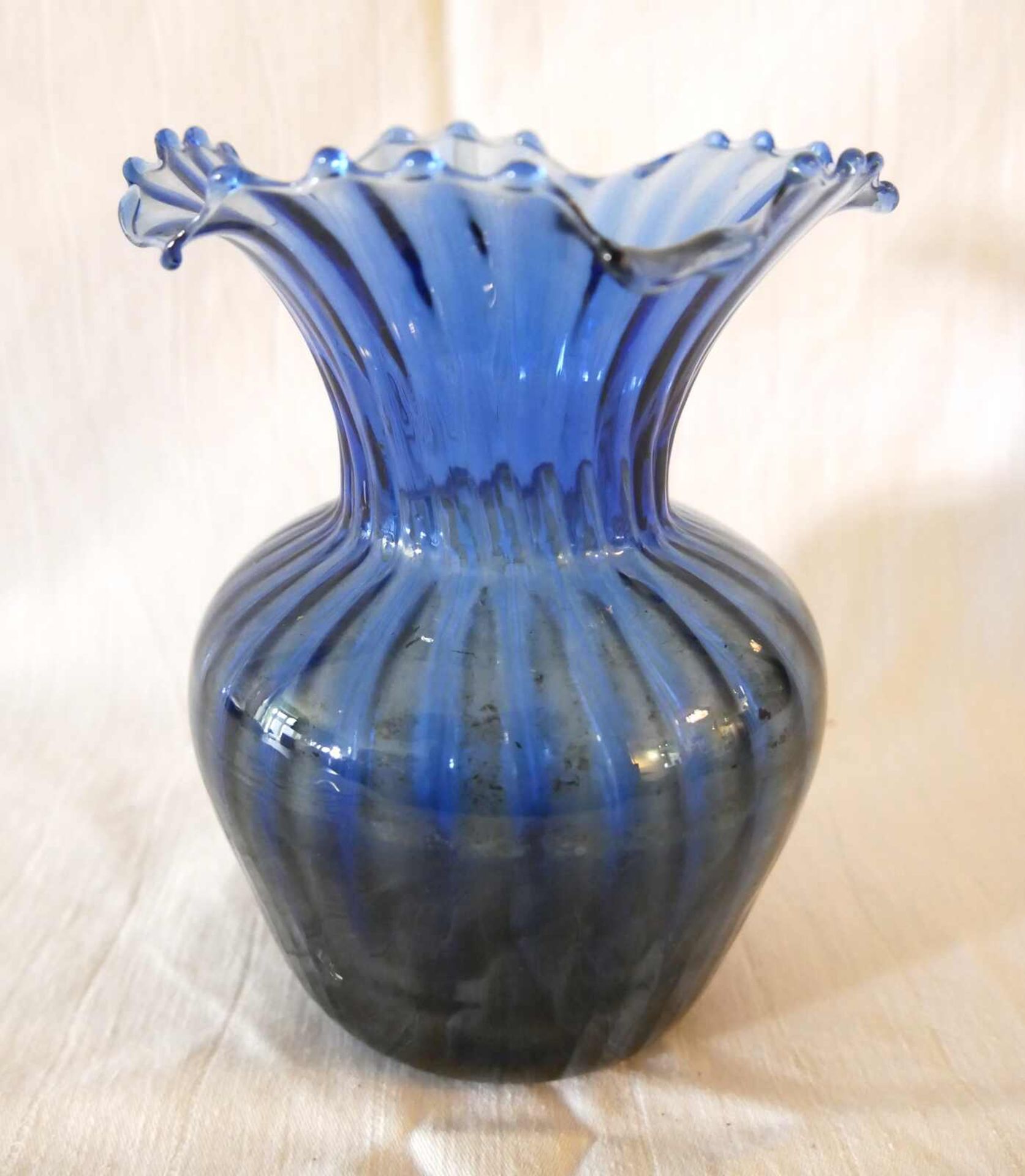 Vintage Glas Strudelvase in blau. Höhe ca. 16 cm