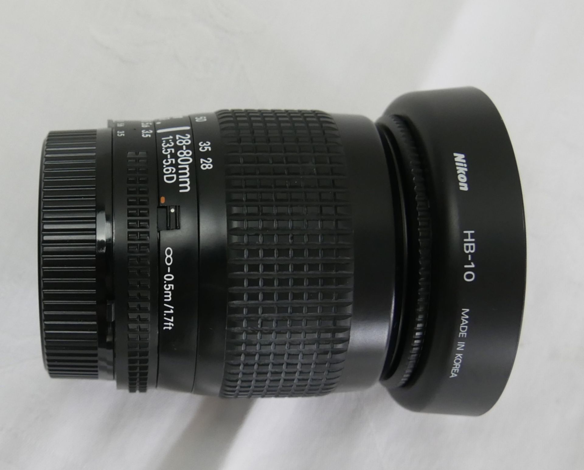 Nikon AF Nikkor 28-80 mm Objektiv. Blende 3.5 - 5.6 D. Typ Allround Drehzoom. HB - 10 Made in Korea