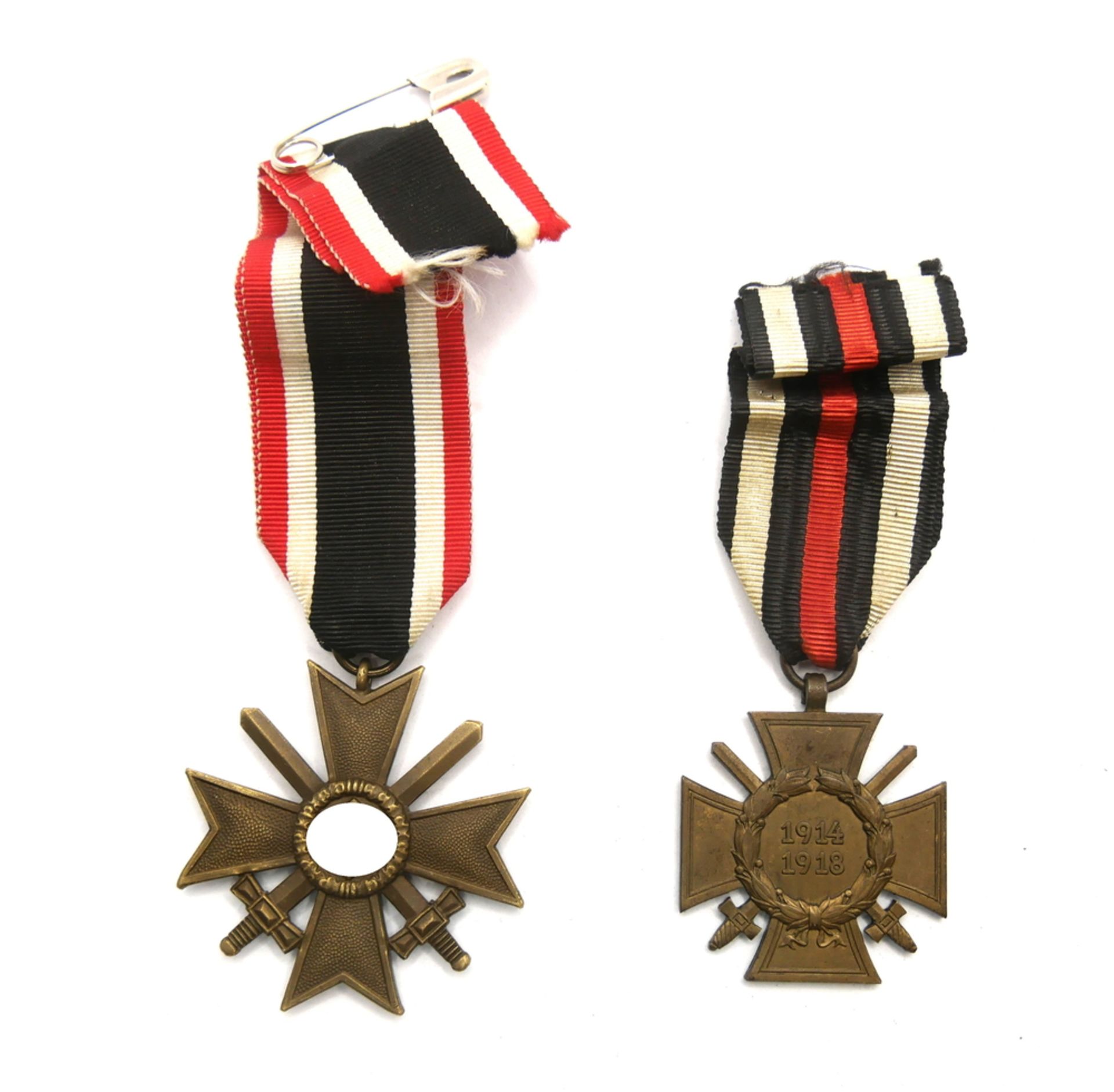 Militärdienstkreuz mit Schwertern 1914-1918 am Bande + Ehrenkreuz für Frontkämpfer. Wurde am 2.8.