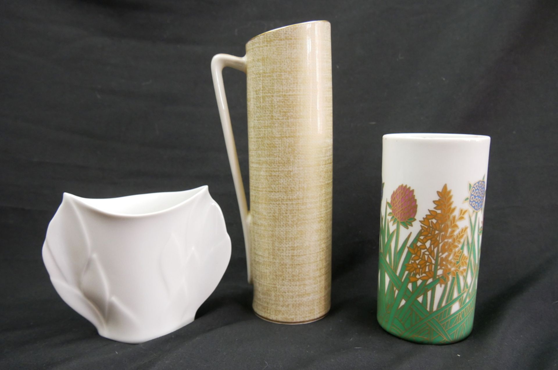 Lot Porzellan Vasen, insgesamt 3 Stück. Verschiedene Modelle und Marken, dabei Rosenthal, Royal