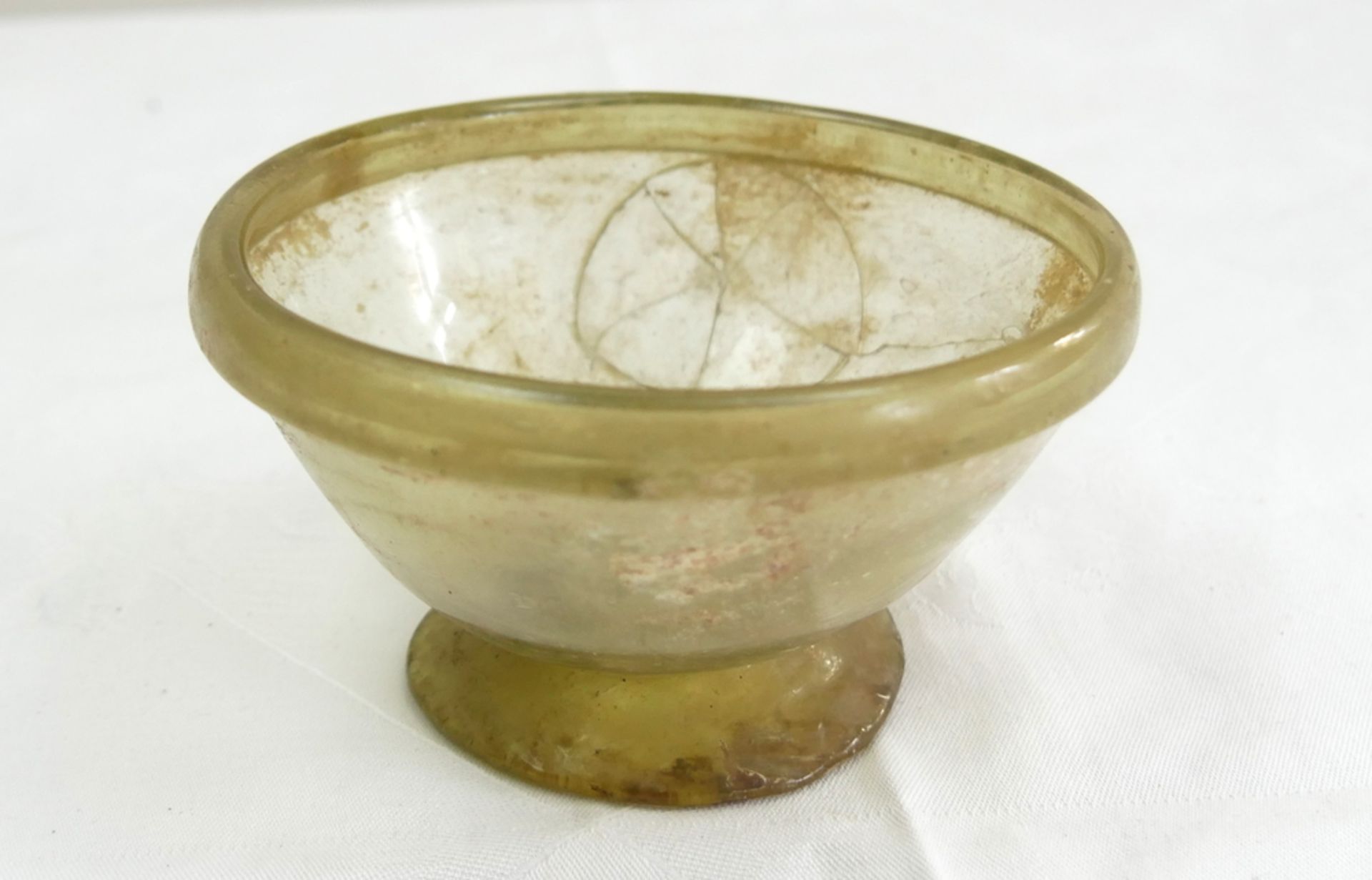 Römische Glasschale, erste hälfte des 3. Jh.n. Chr. farbloses bis hellgrünes Glas. Glockenförmig