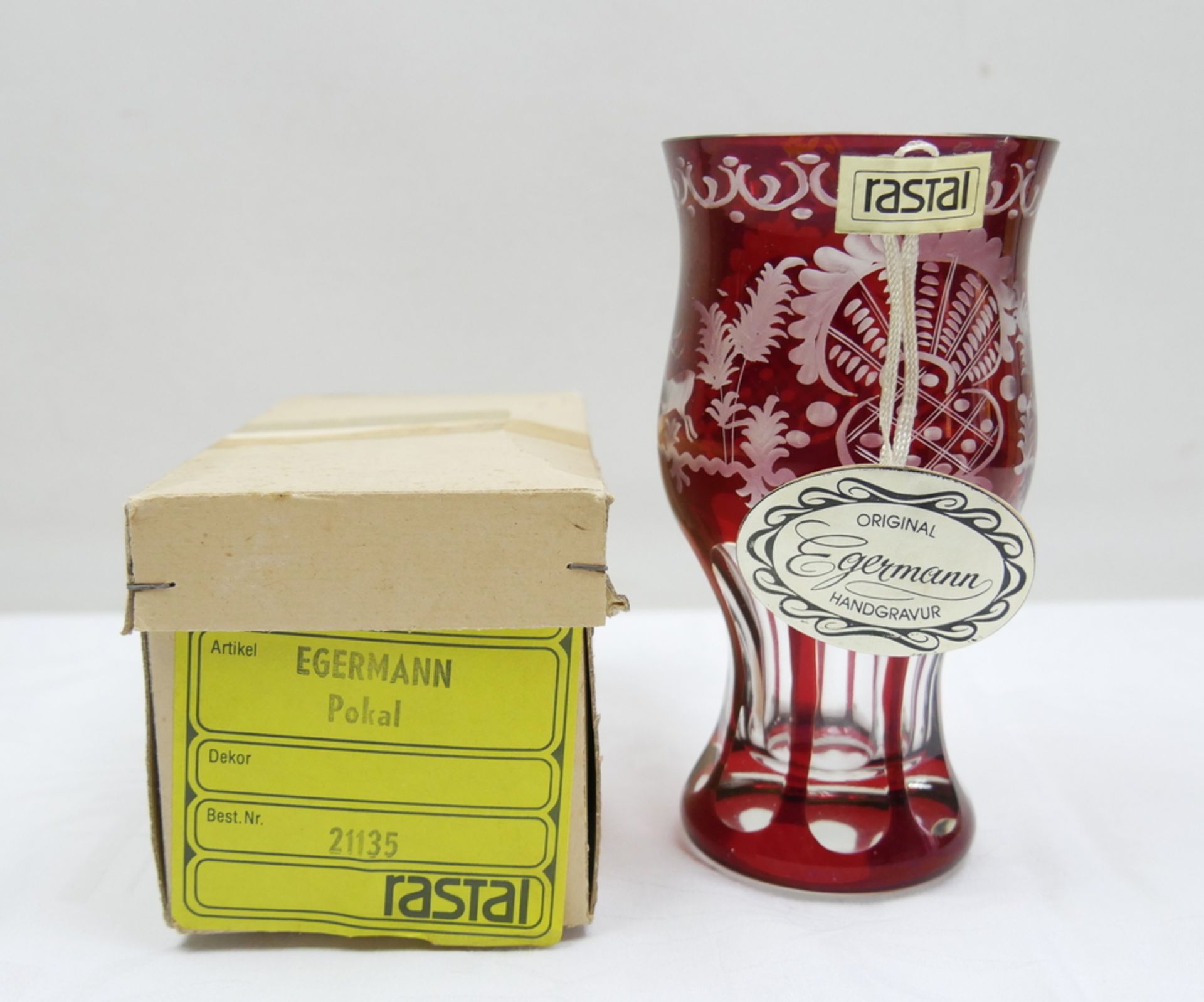 Altes böhmisches Rubinglas "Jagdmotiv" Original Egermann, Handarbeit mit Gravur. Höhe ca. 16 cm,