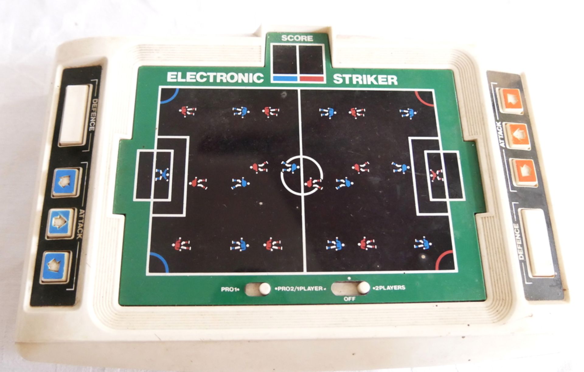 Retro Spiel Electronic Striker, 70er Jahre, Funktion nicht geprüft, sowie Lot Spielfiguren. - Bild 2 aus 3