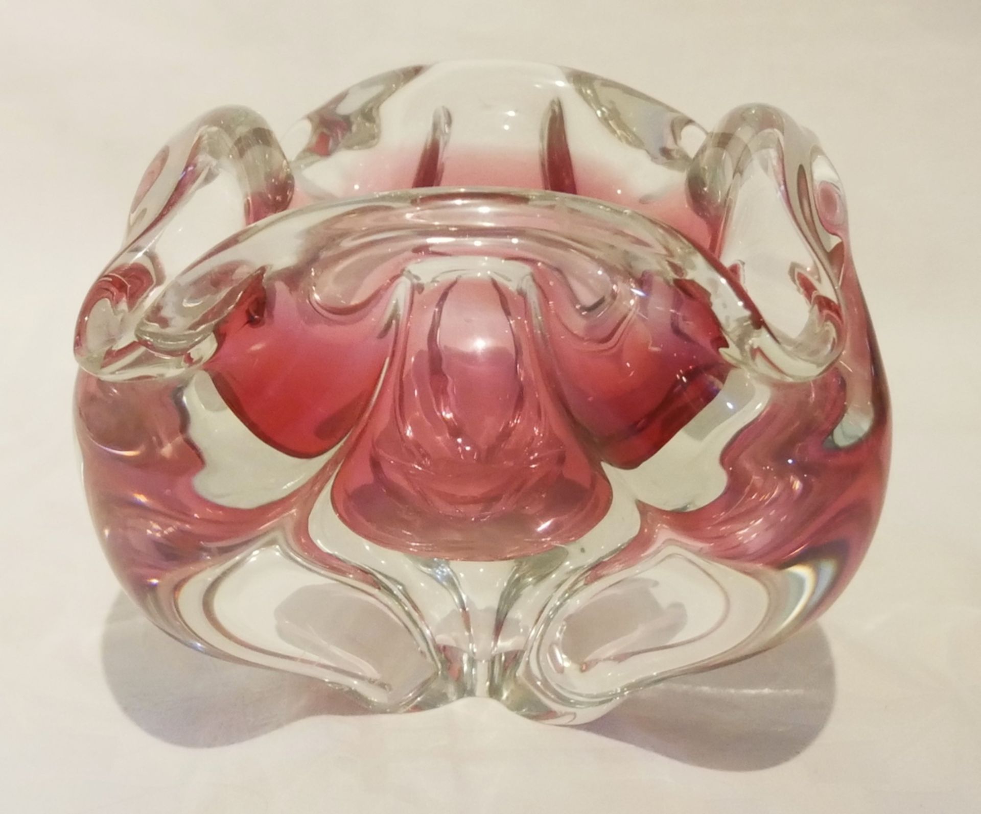 Glasschale, rosa & Klarglas. Höhe ca. 12,5 cm, 12x13 cm. Guter Zustand. - Image 2 of 2