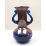 20er Jahre Art Deco Vase - Böhmen. Zweischichtiges Glas in der Masse gefärbt. Höhe ca. 16 cm. Oben