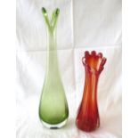 2 Glasvasen Murano, verschiedene Modelle. 1x grün, 1x rot/orange.